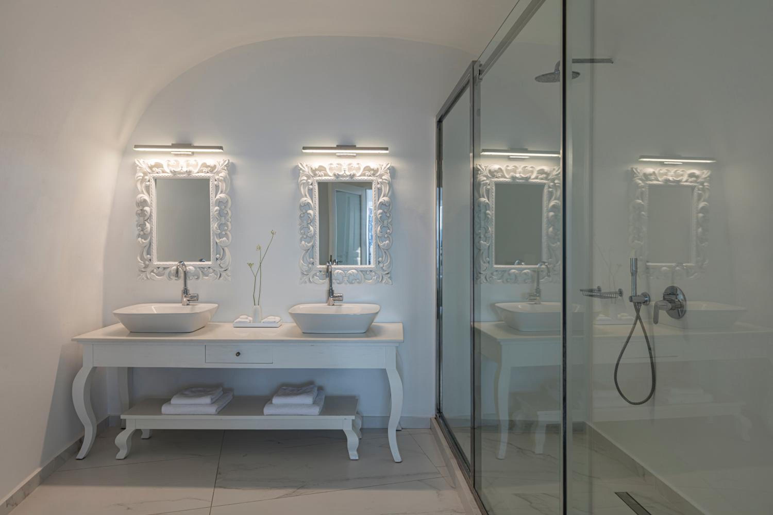 Executive Suite with Cave Pool - Photo 3