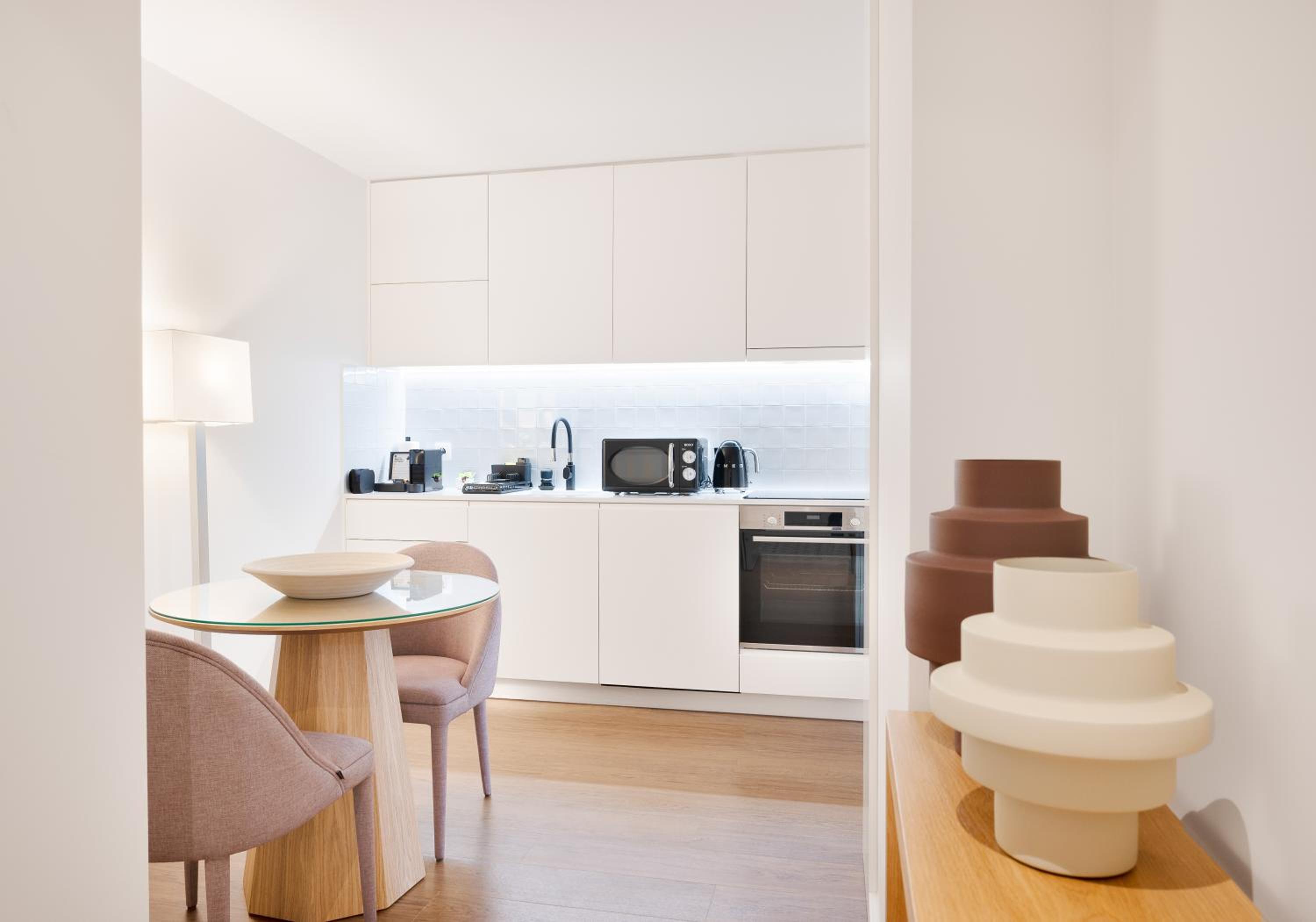 Premium Apartment with Street View - Photo 8