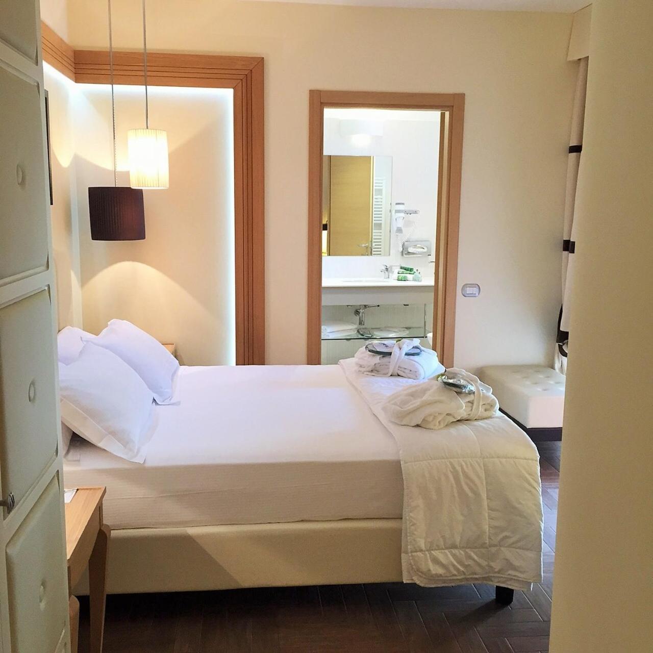 Standard Double Room - Photo 9