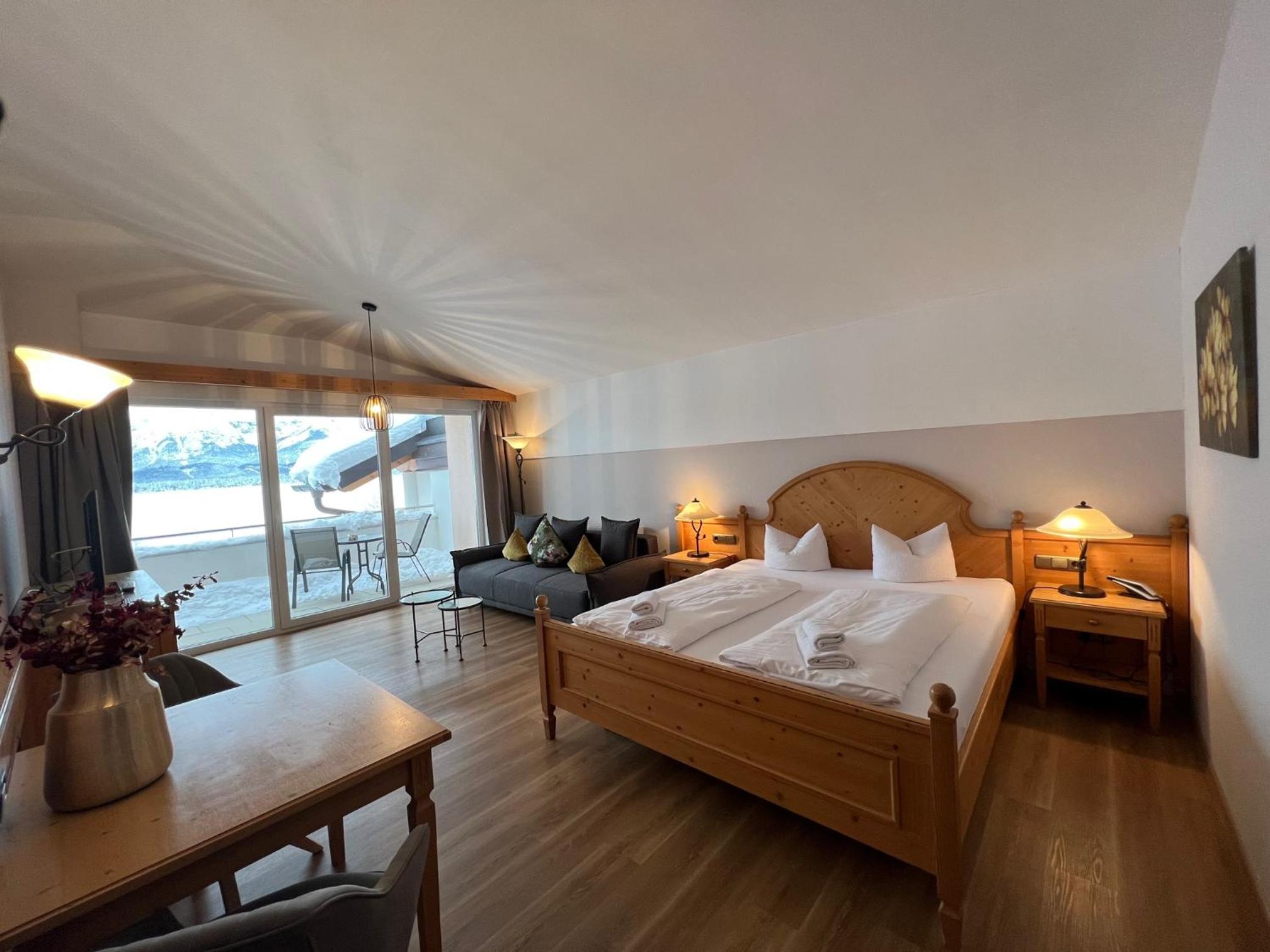 Junior Suite with Lake View - Photo 12