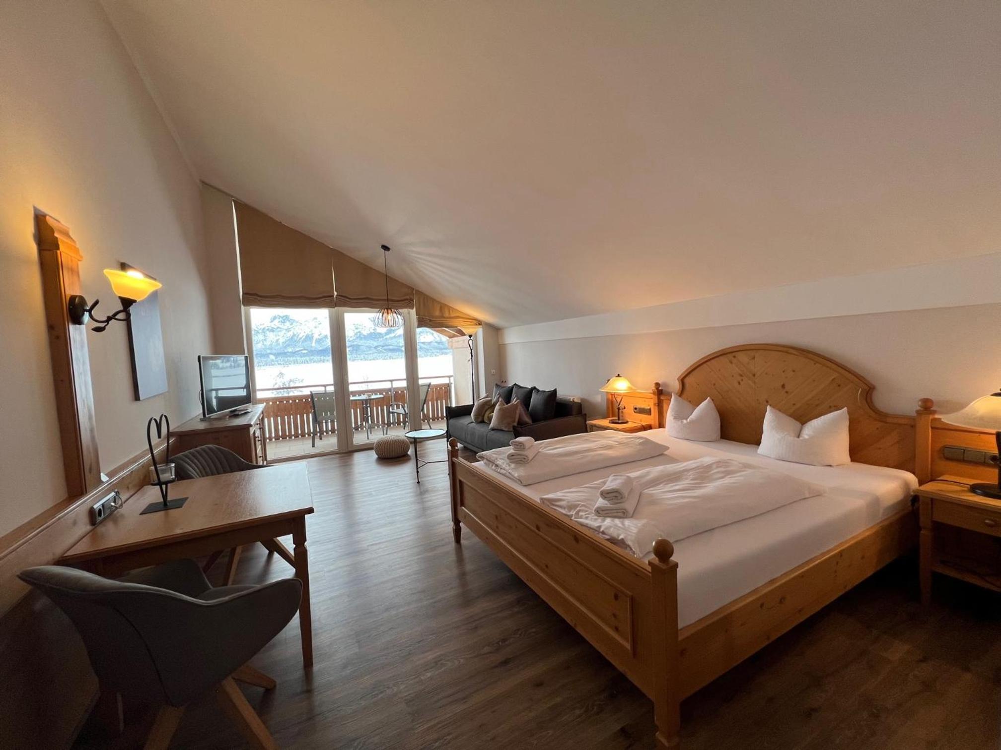 Junior Suite with Lake View - Photo 11