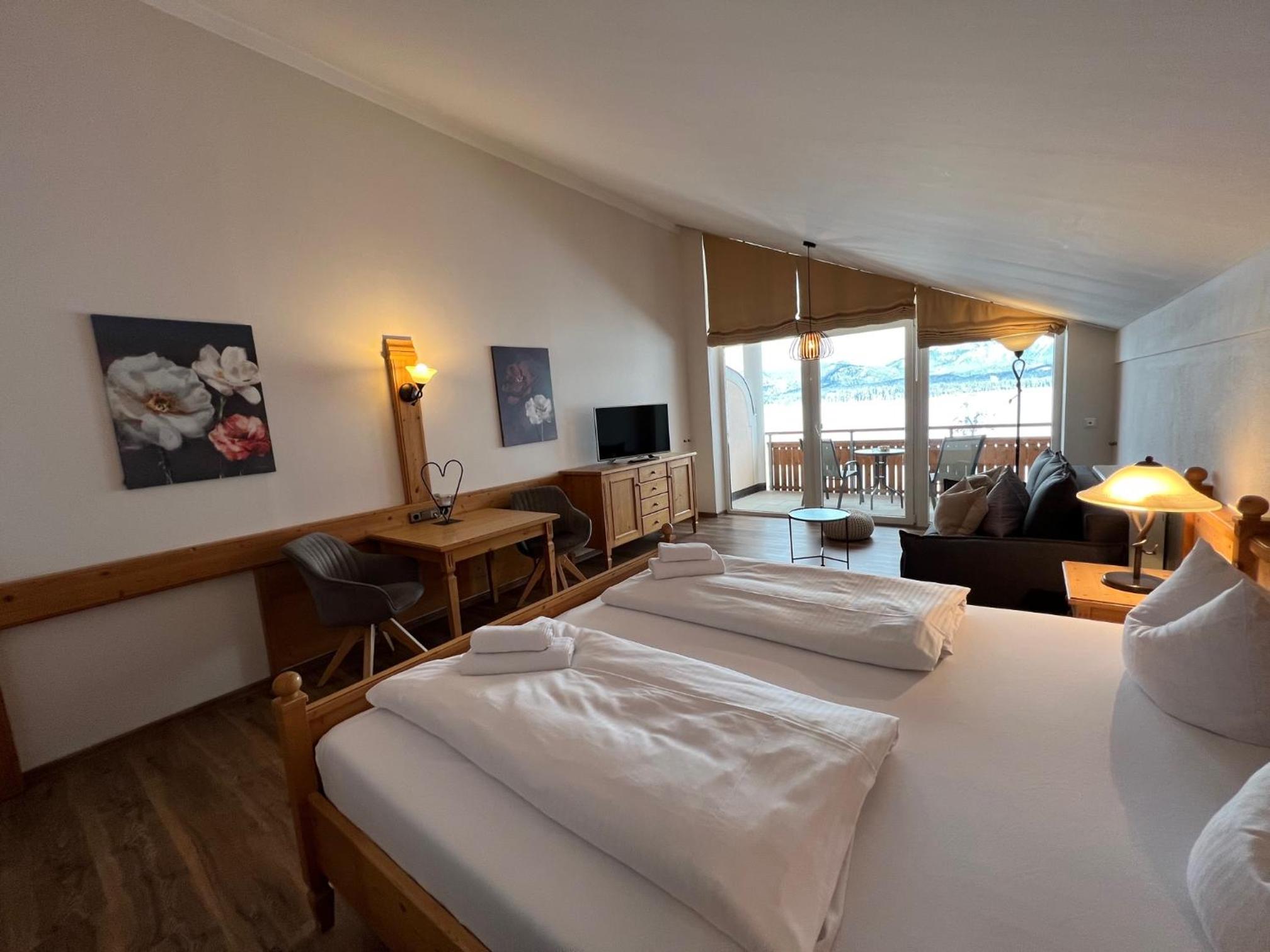 Junior Suite with Lake View - Photo 10