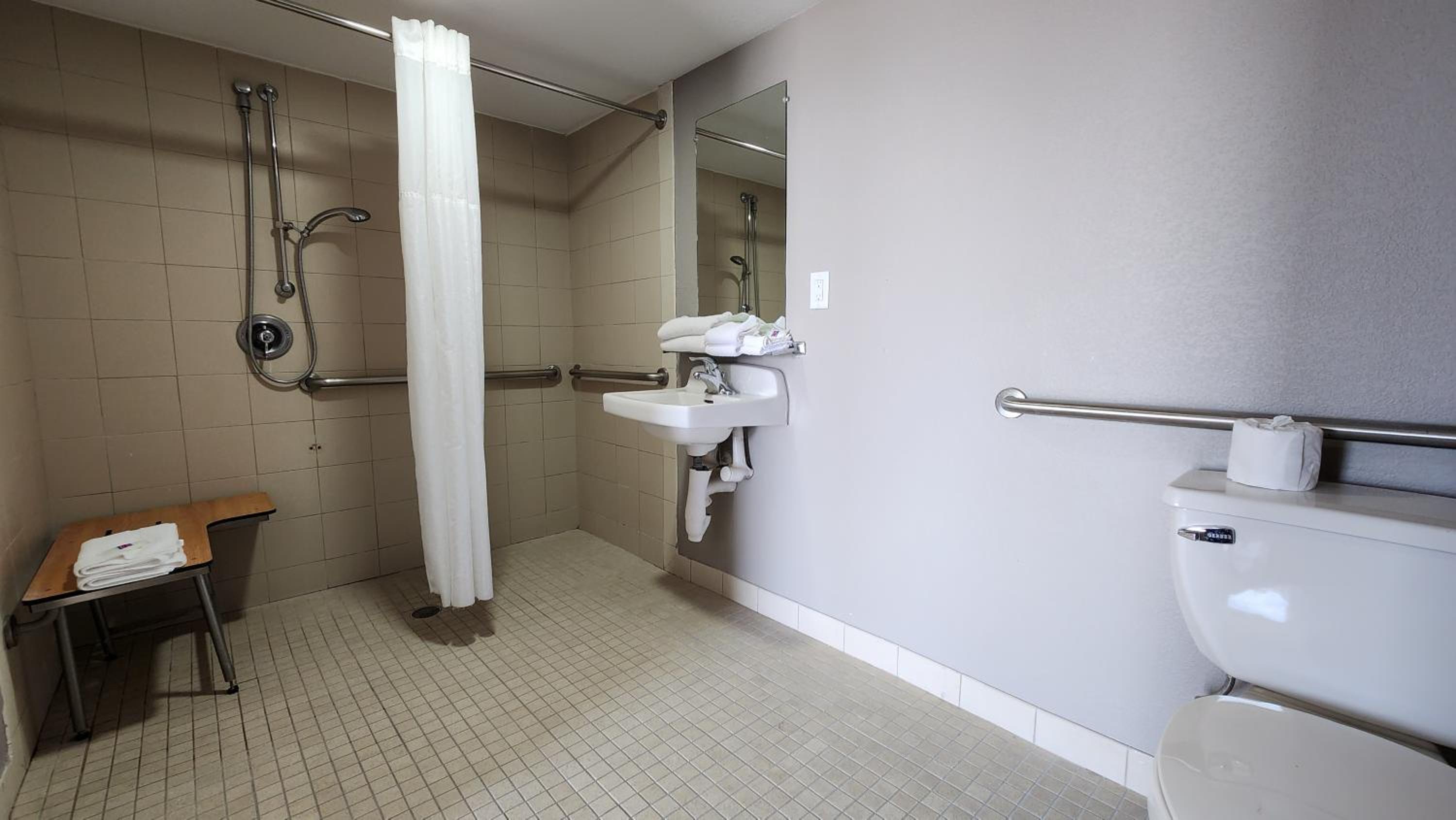 2 Queen Beds |ADA/RI Shower/Non-Smoking photo 2