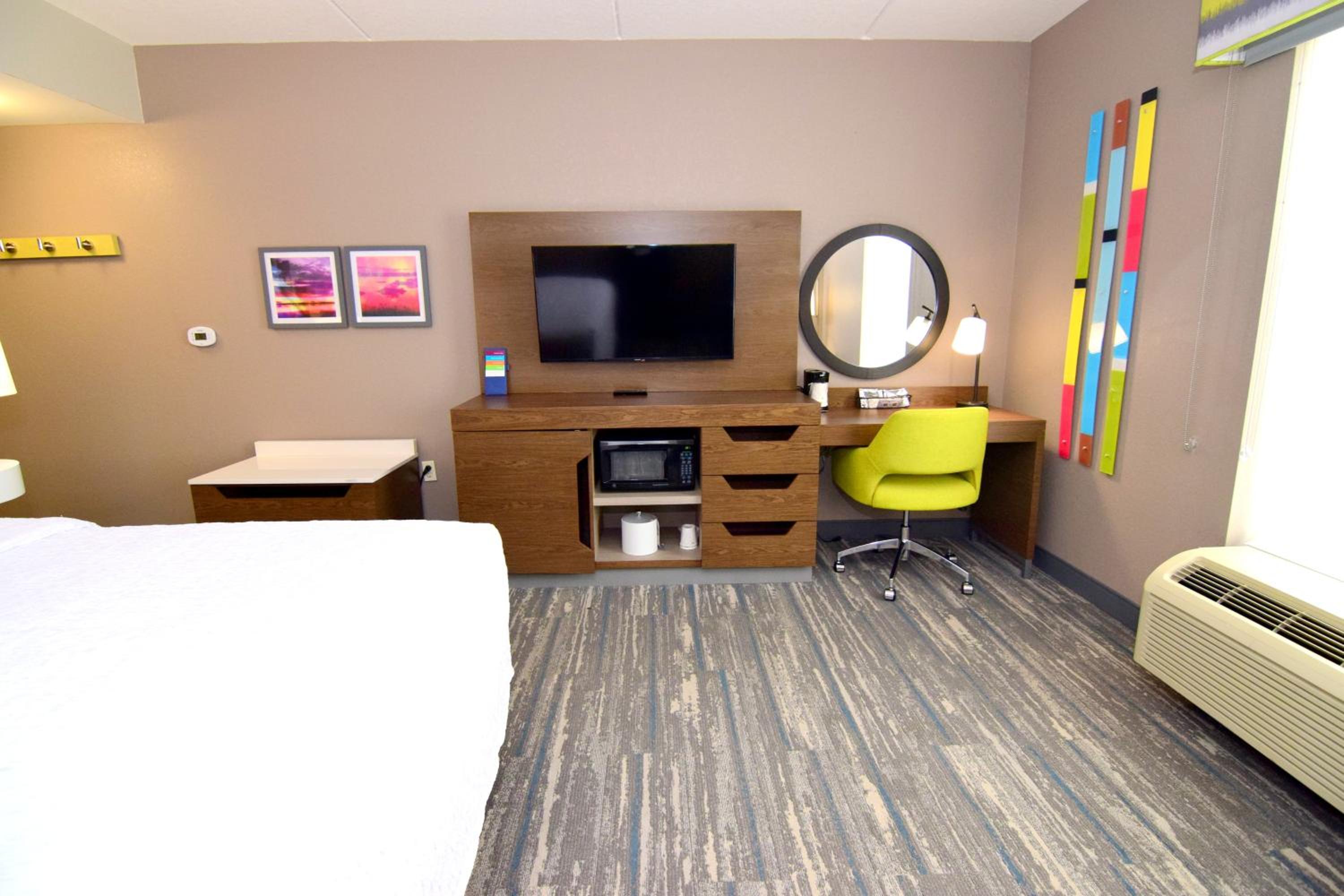 King Room with King Bed - Non-Smoking - Photo 3