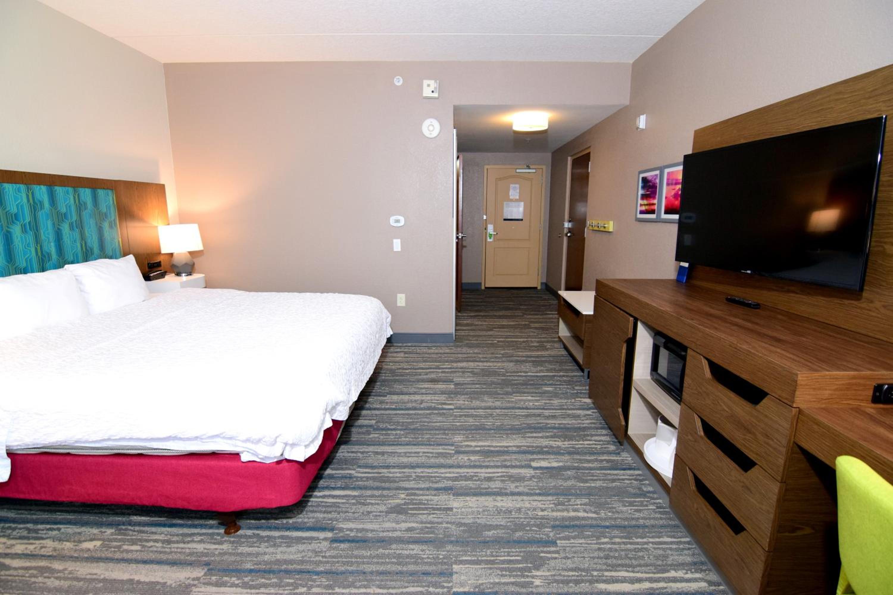 King Room with King Bed - Non-Smoking - Photo 4
