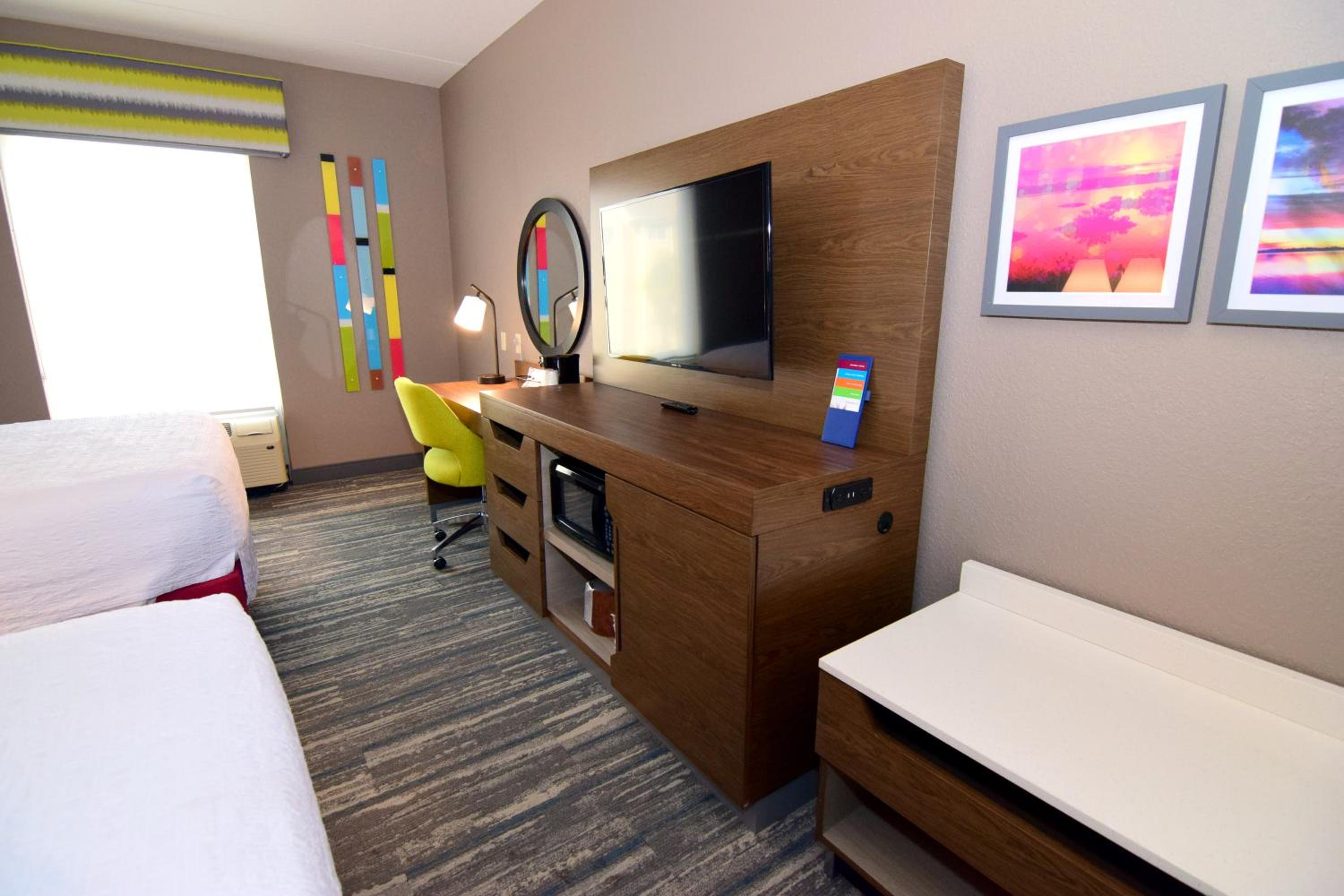 Room with Two Queen Beds - Non-Smoking - Photo 8