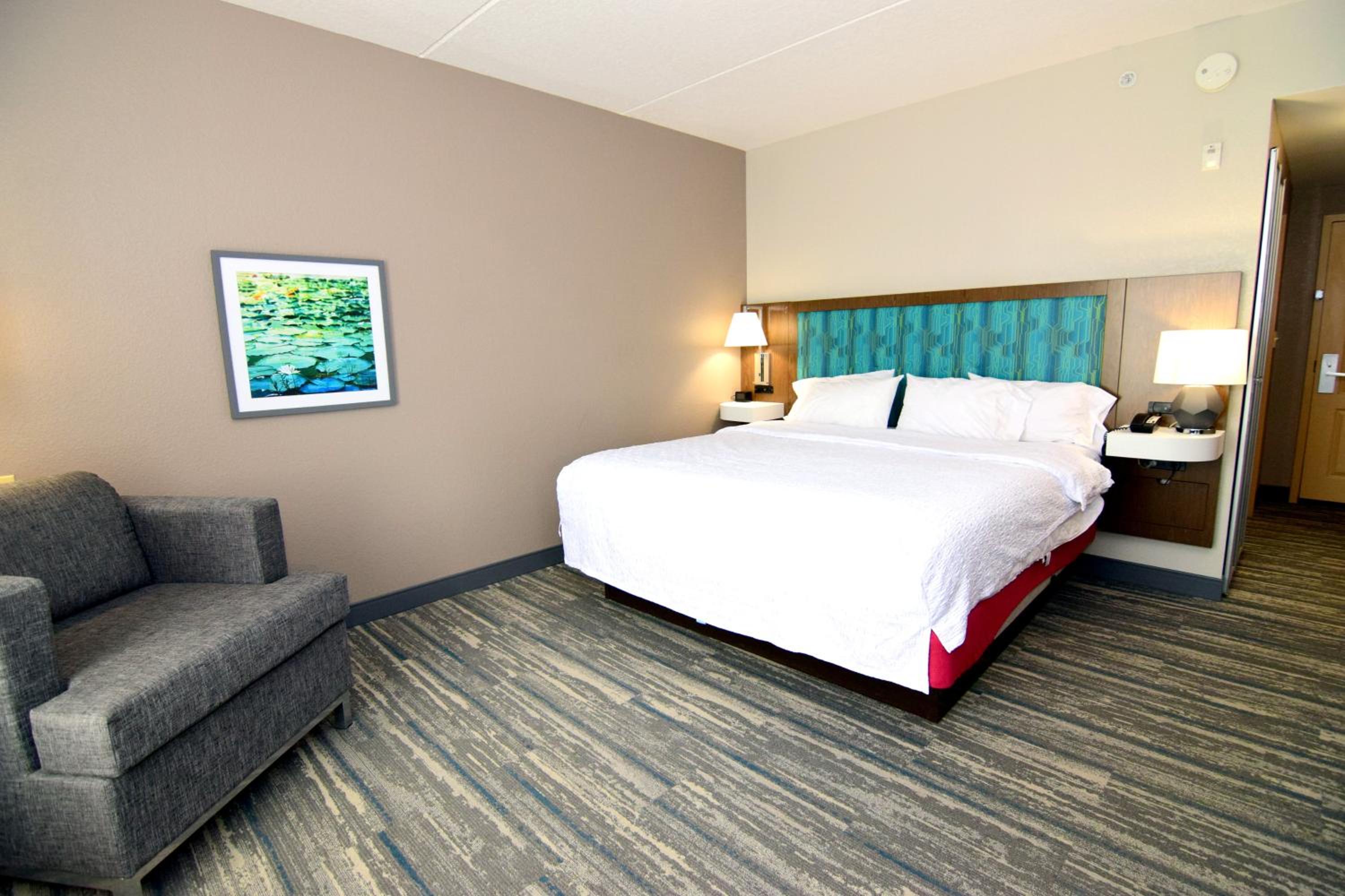 King Room with King Bed - Non-Smoking - Photo 7