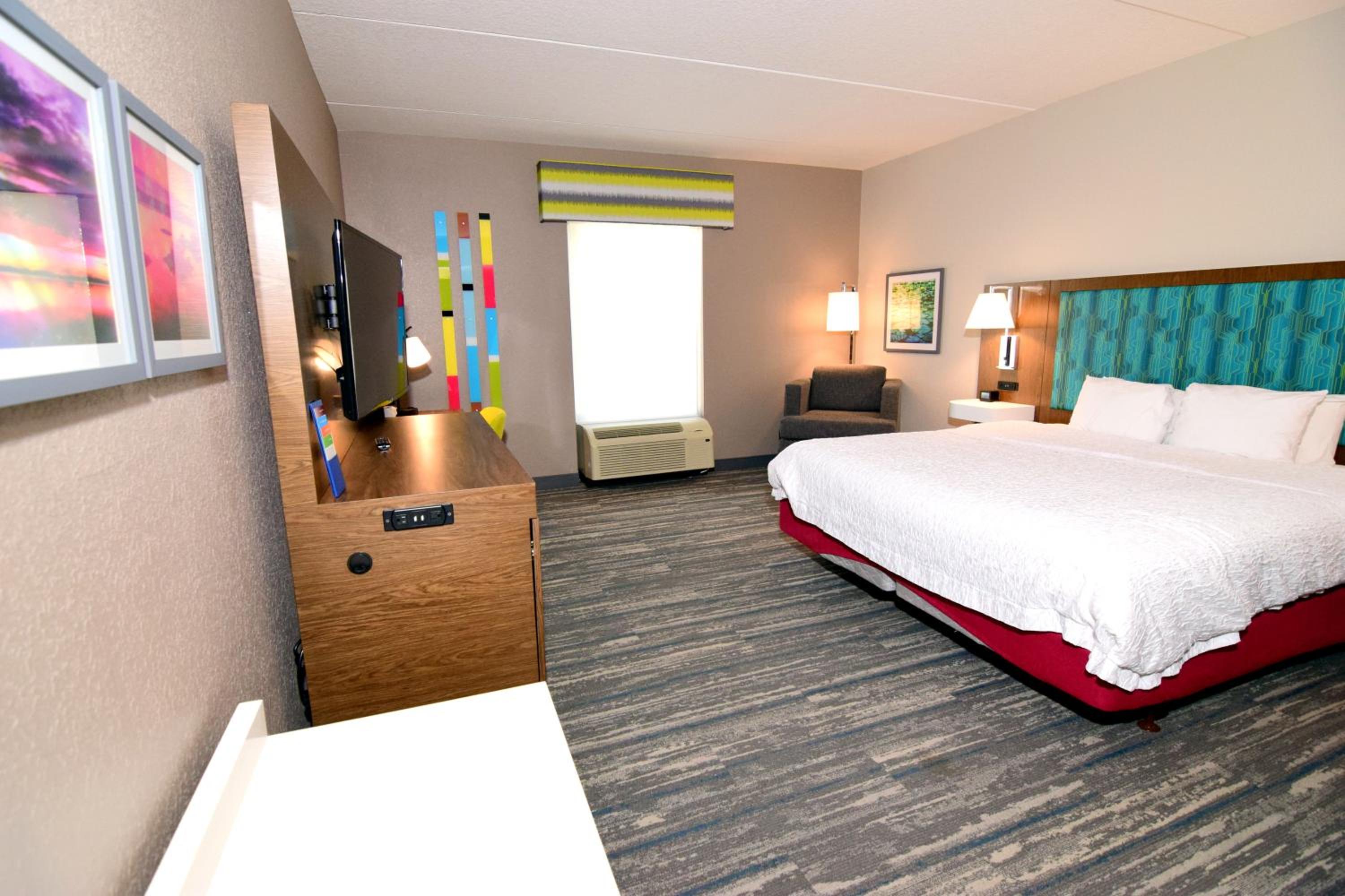 King Room with King Bed - Non-Smoking - Photo 8