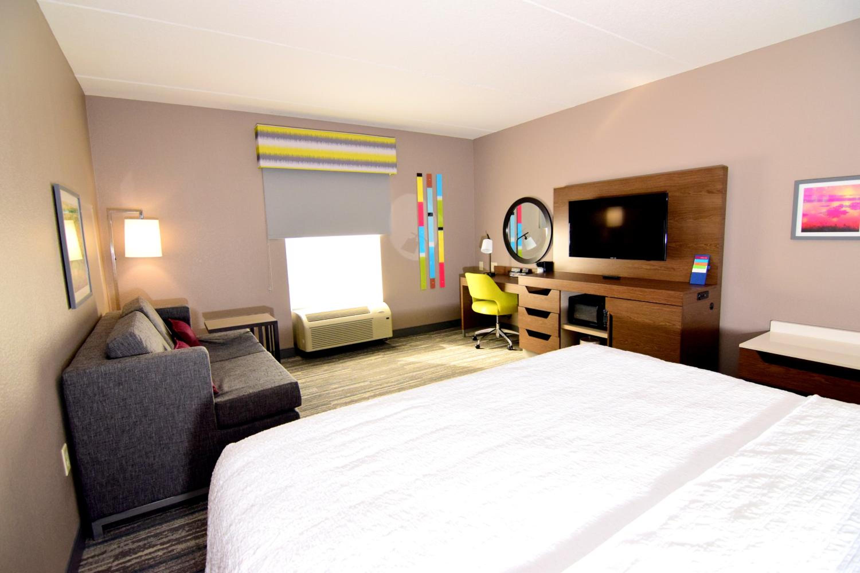 King Room with Sofa Bed - Non-Smoking - Photo 17