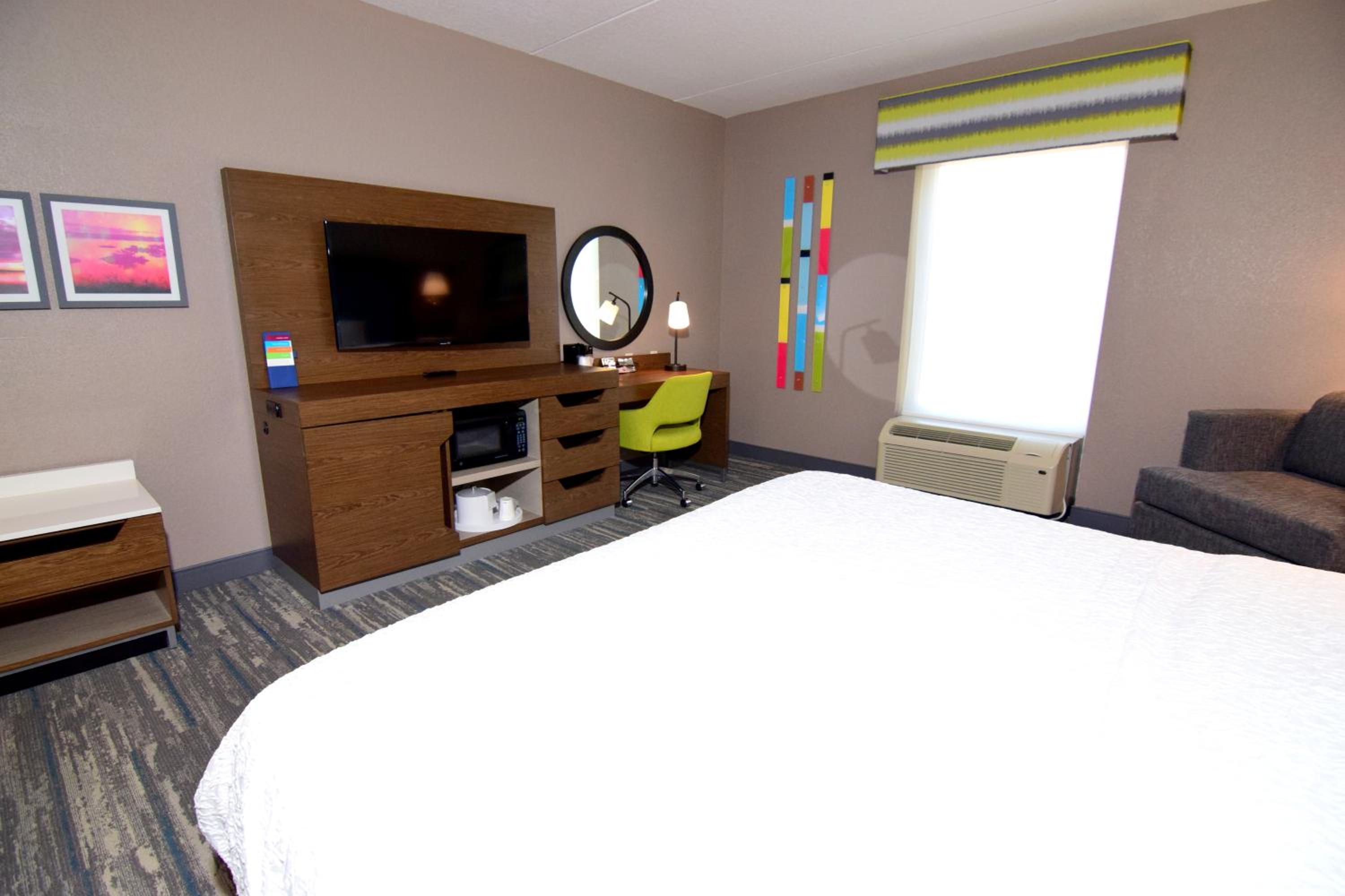 King Room with King Bed - Non-Smoking - Photo 9