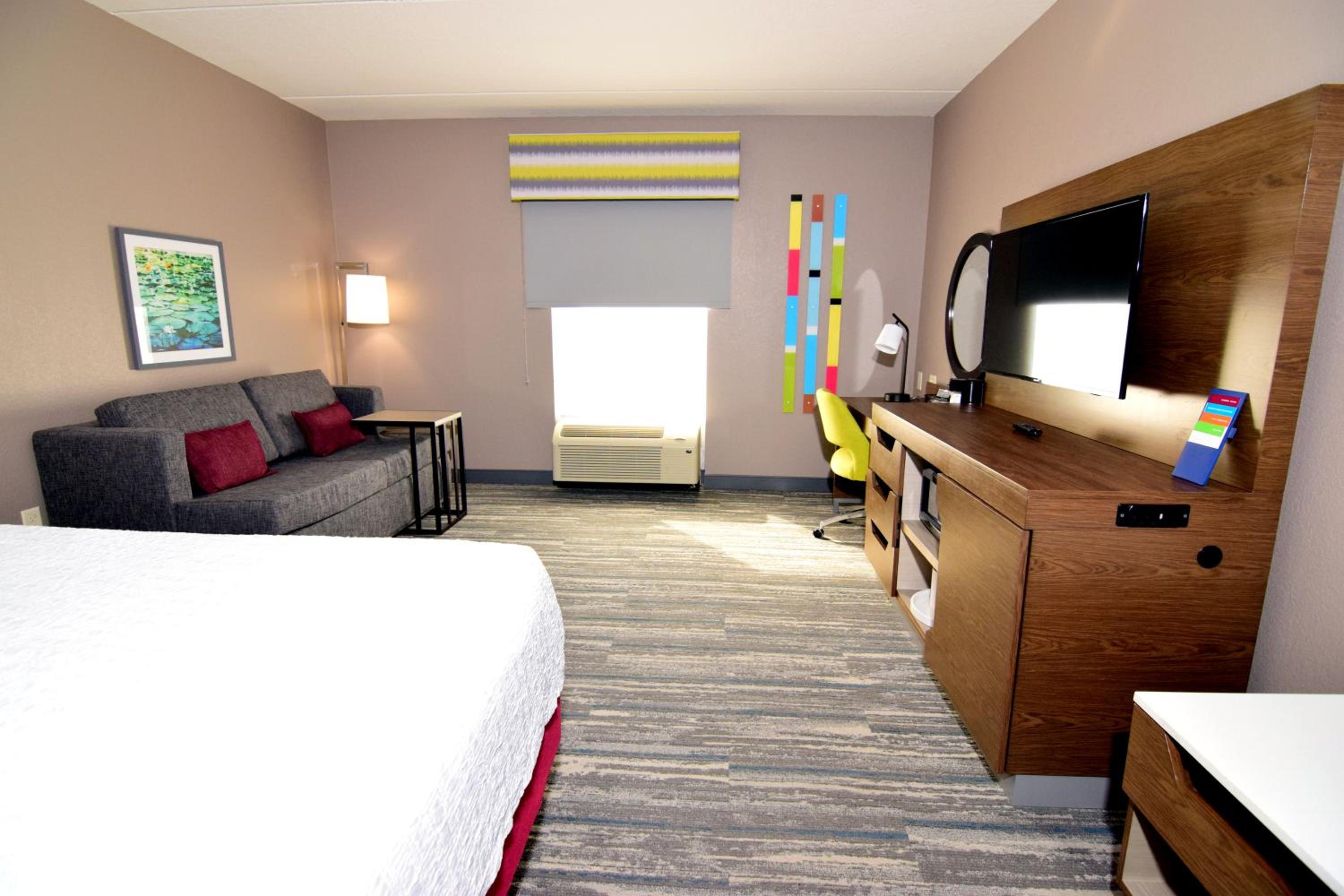 King Room with Sofa Bed - Non-Smoking - Photo 16