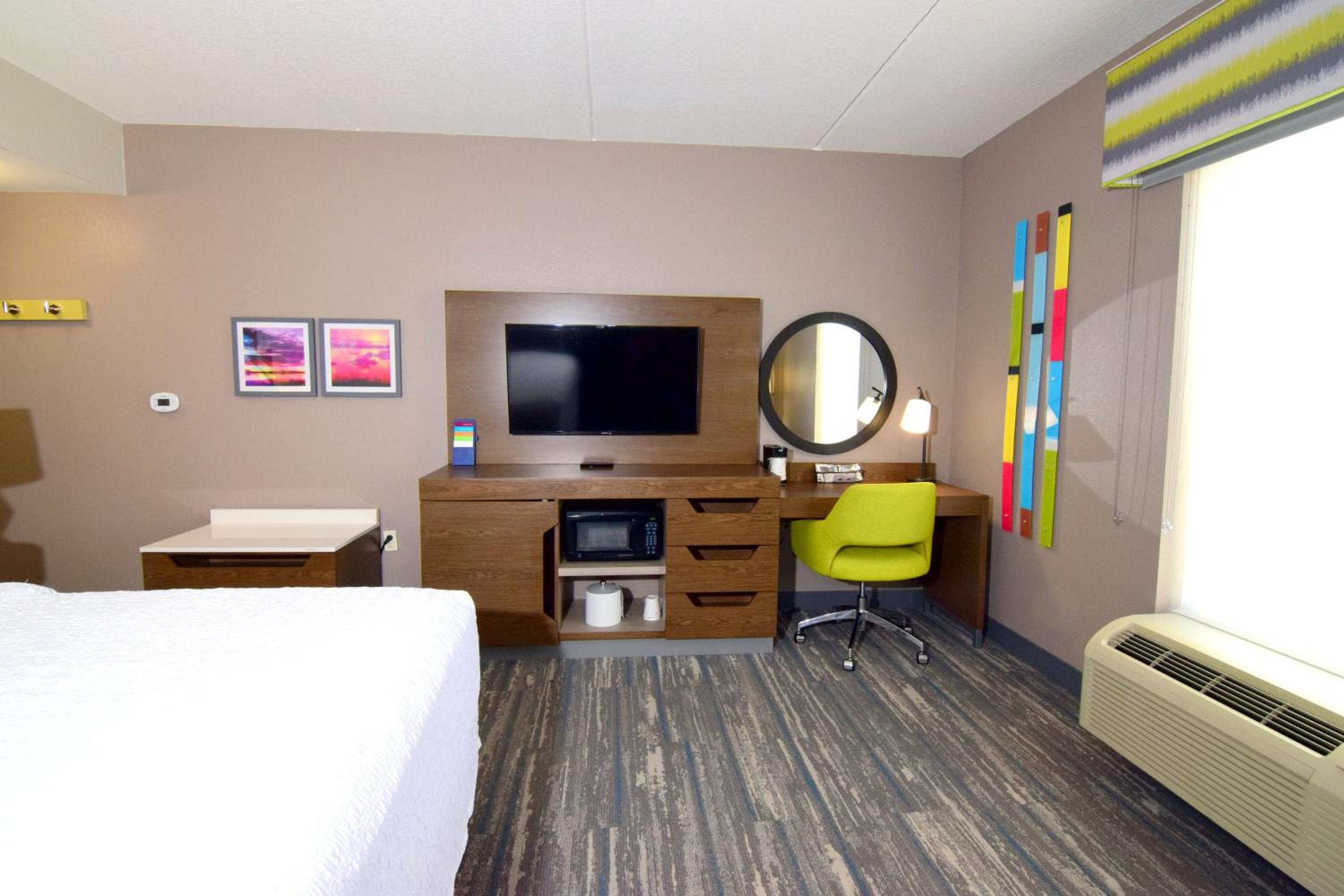 King Room with Sofa Bed - Non-Smoking - Photo 4