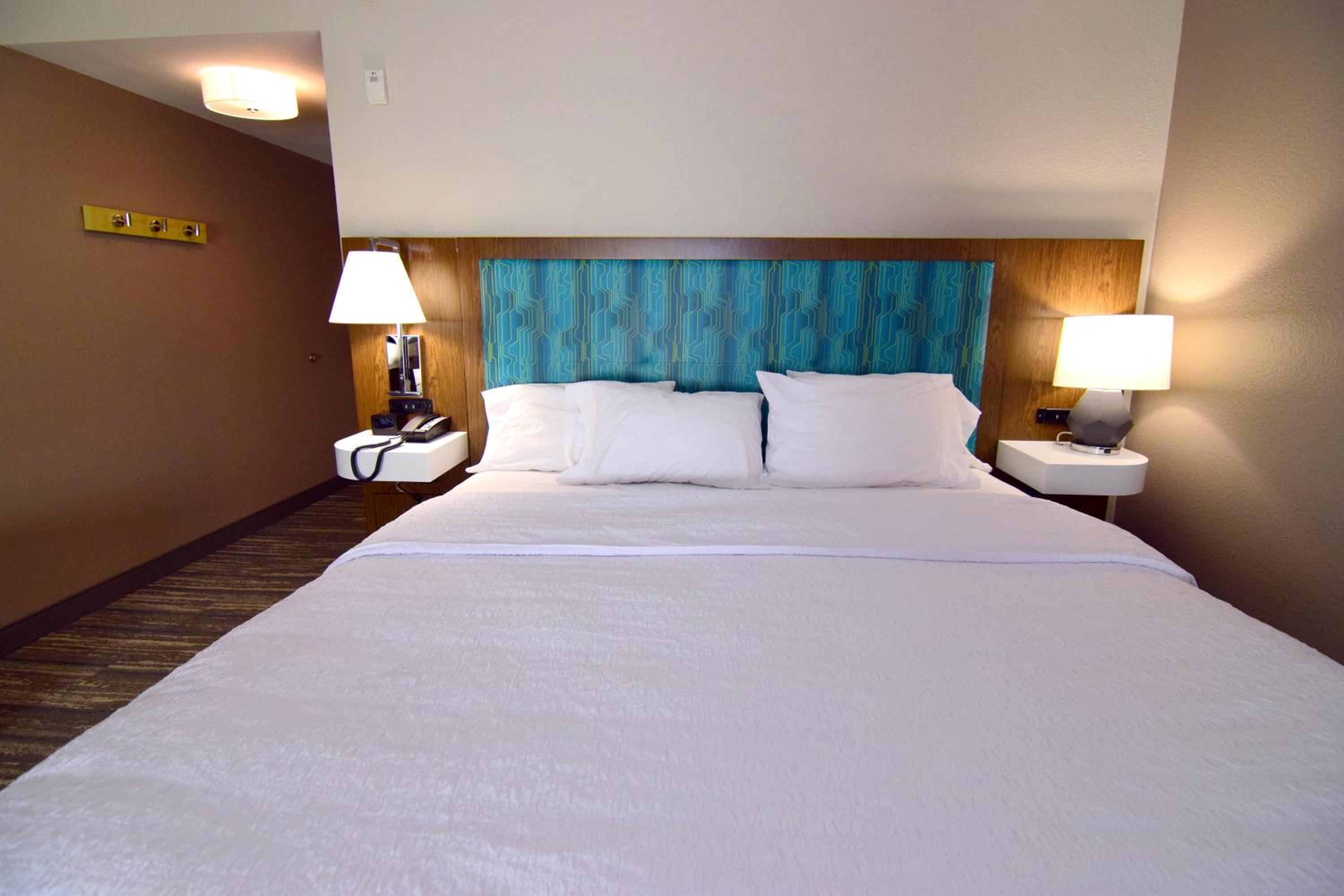 King Room with King Bed - Non-Smoking - Photo 10