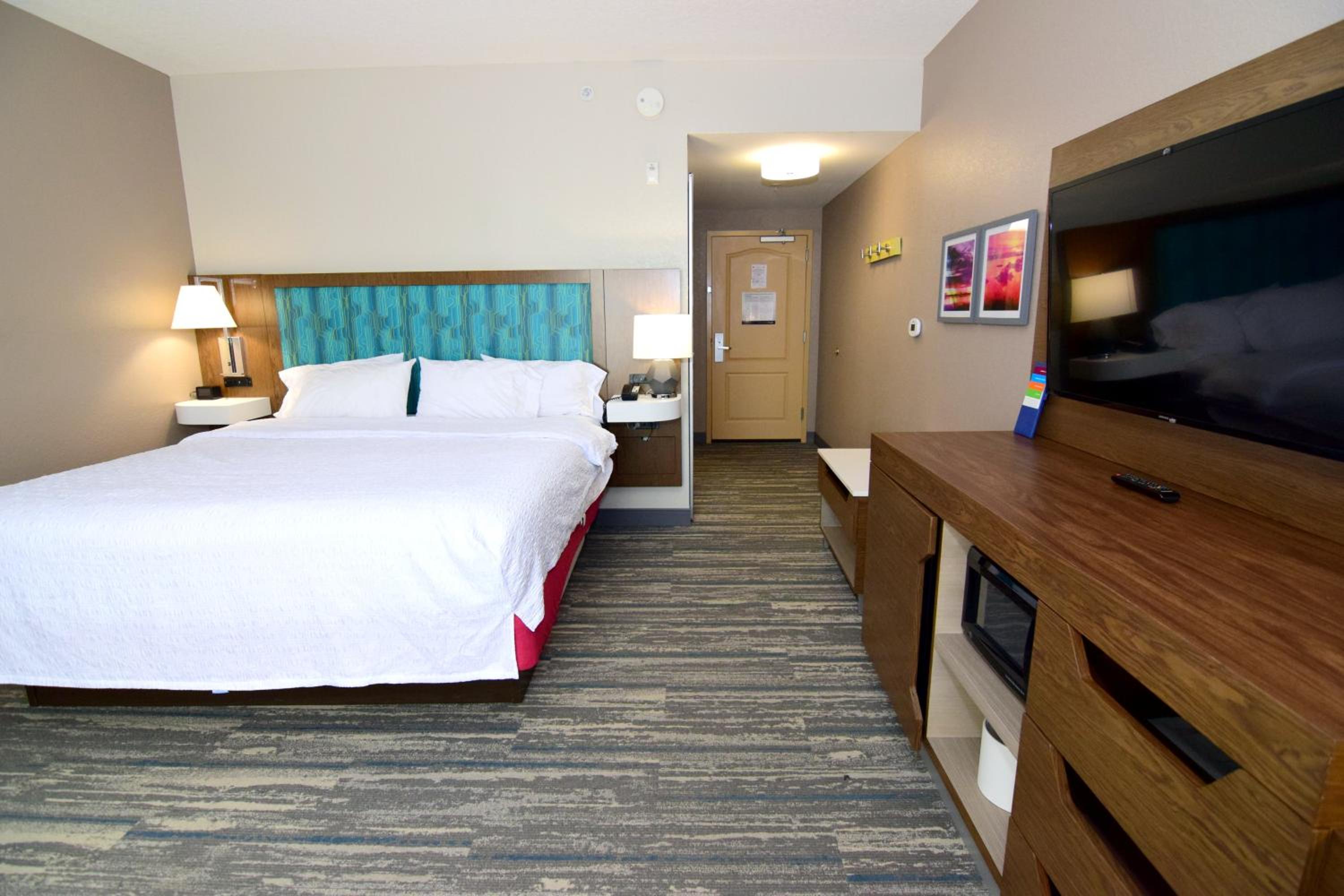 King Room with King Bed - Non-Smoking - Photo 11
