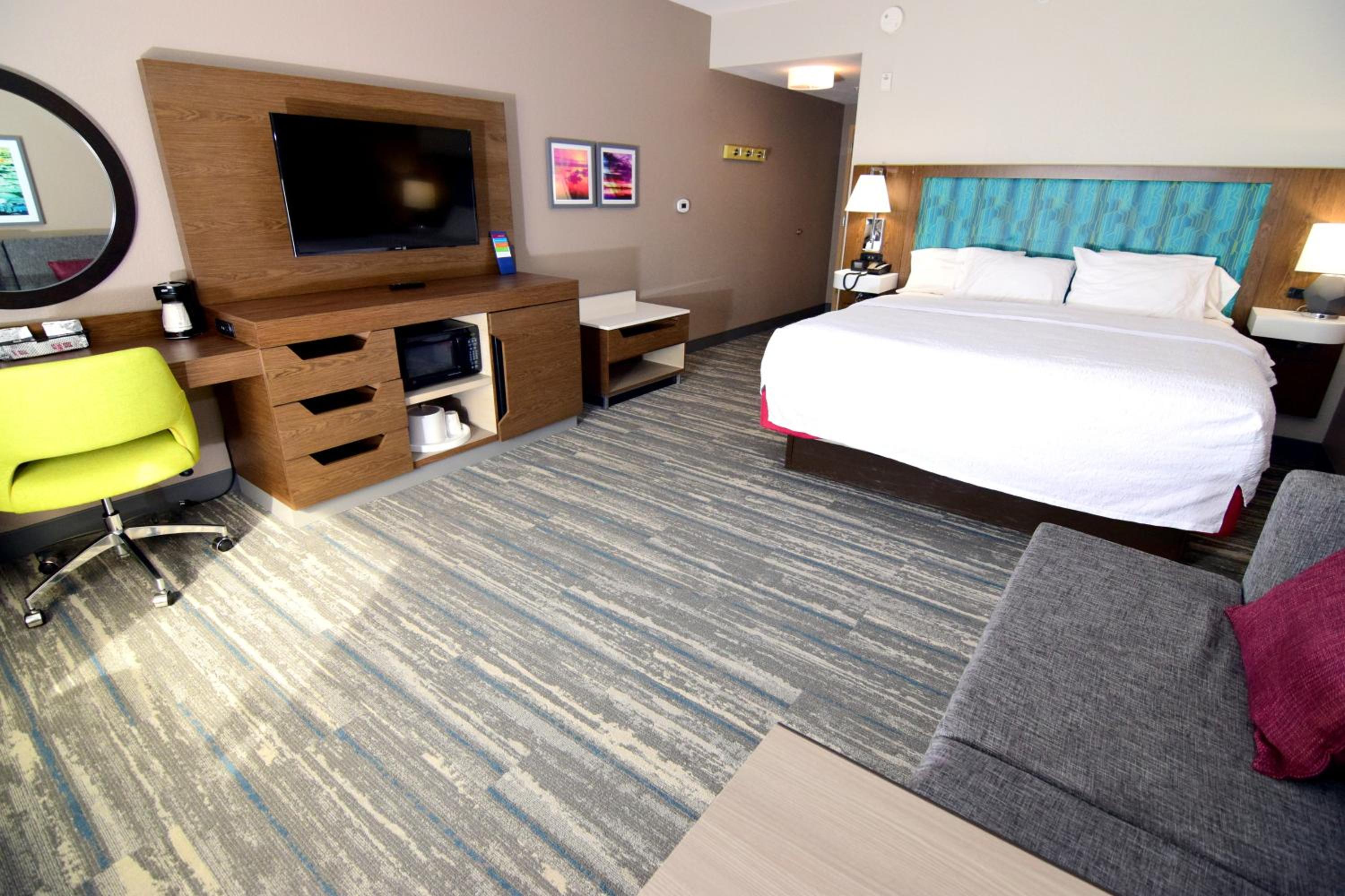 King Room with Sofa Bed - Non-Smoking - Photo 15