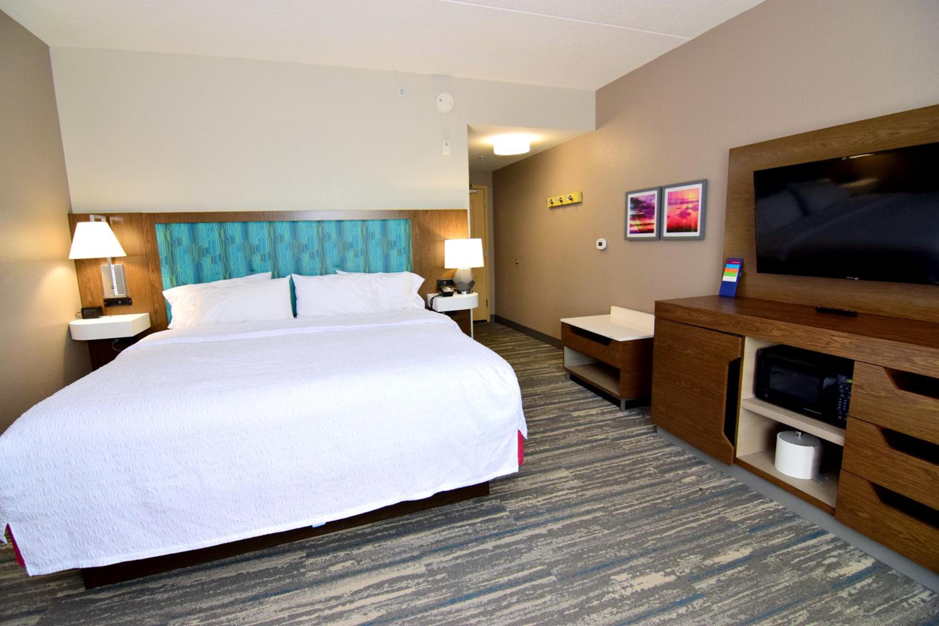 King Room with King Bed - Non-Smoking - Photo 12