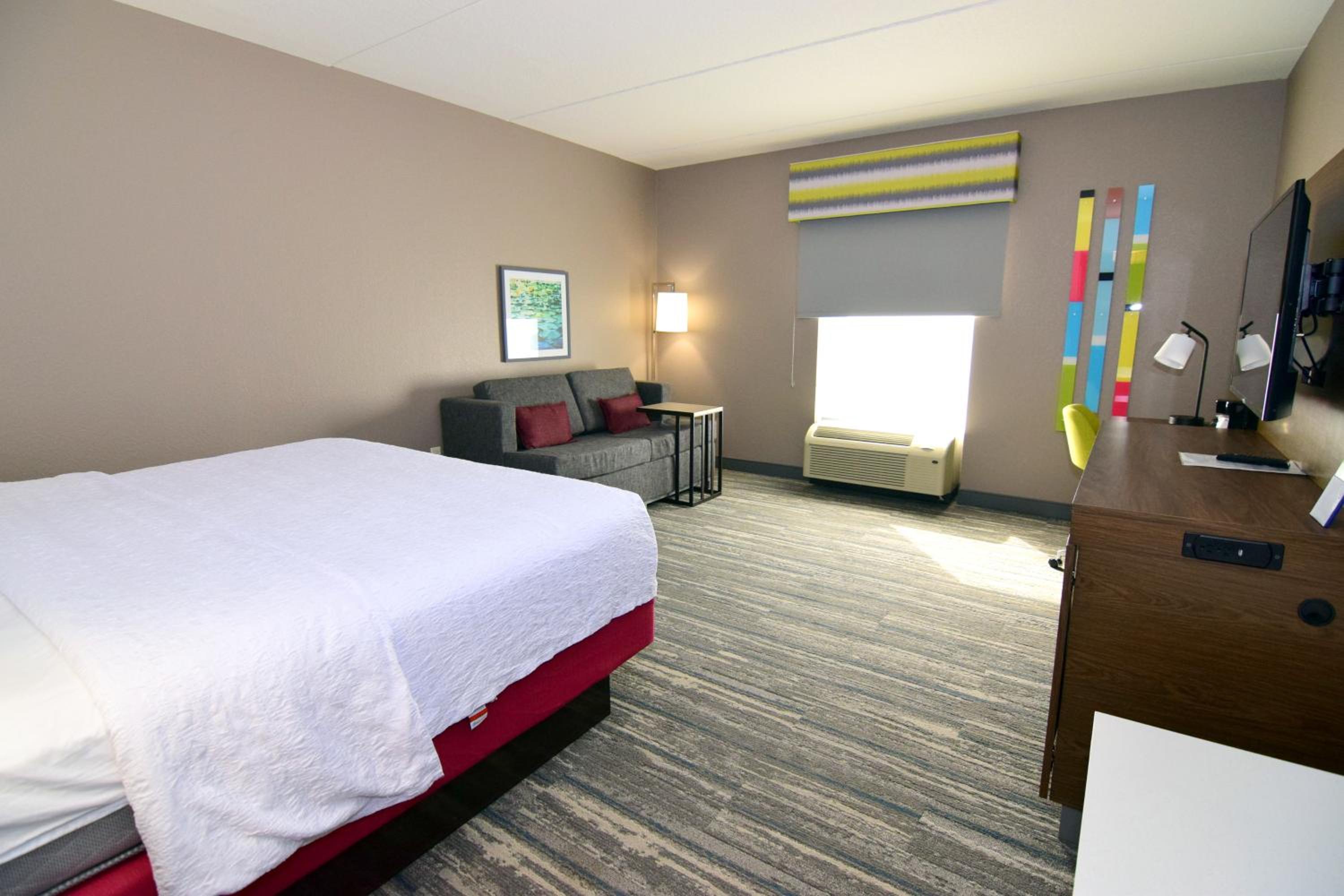 King Room with Sofa Bed - Non-Smoking - Photo 14