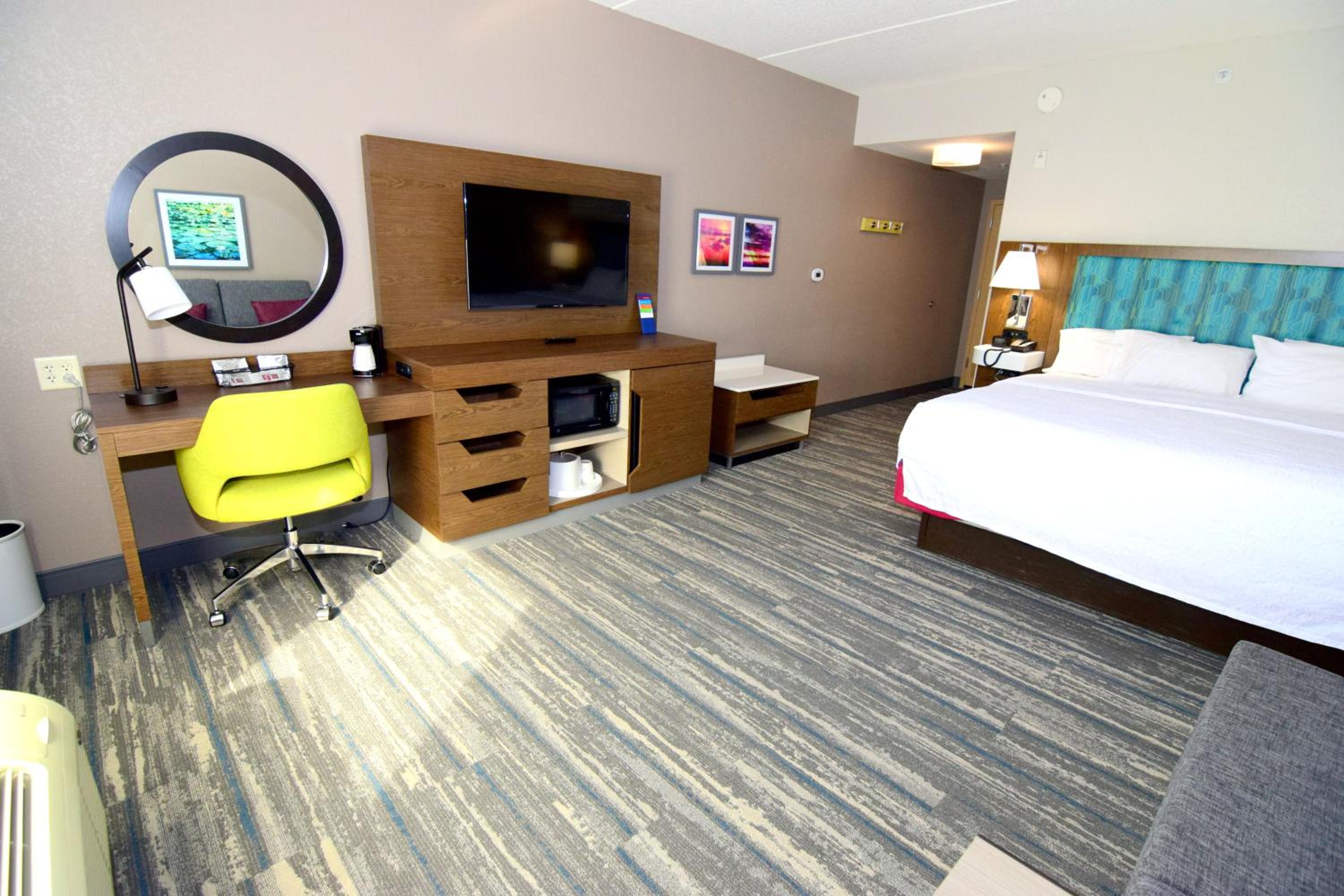 King Room with Sofa Bed - Non-Smoking - Photo 12