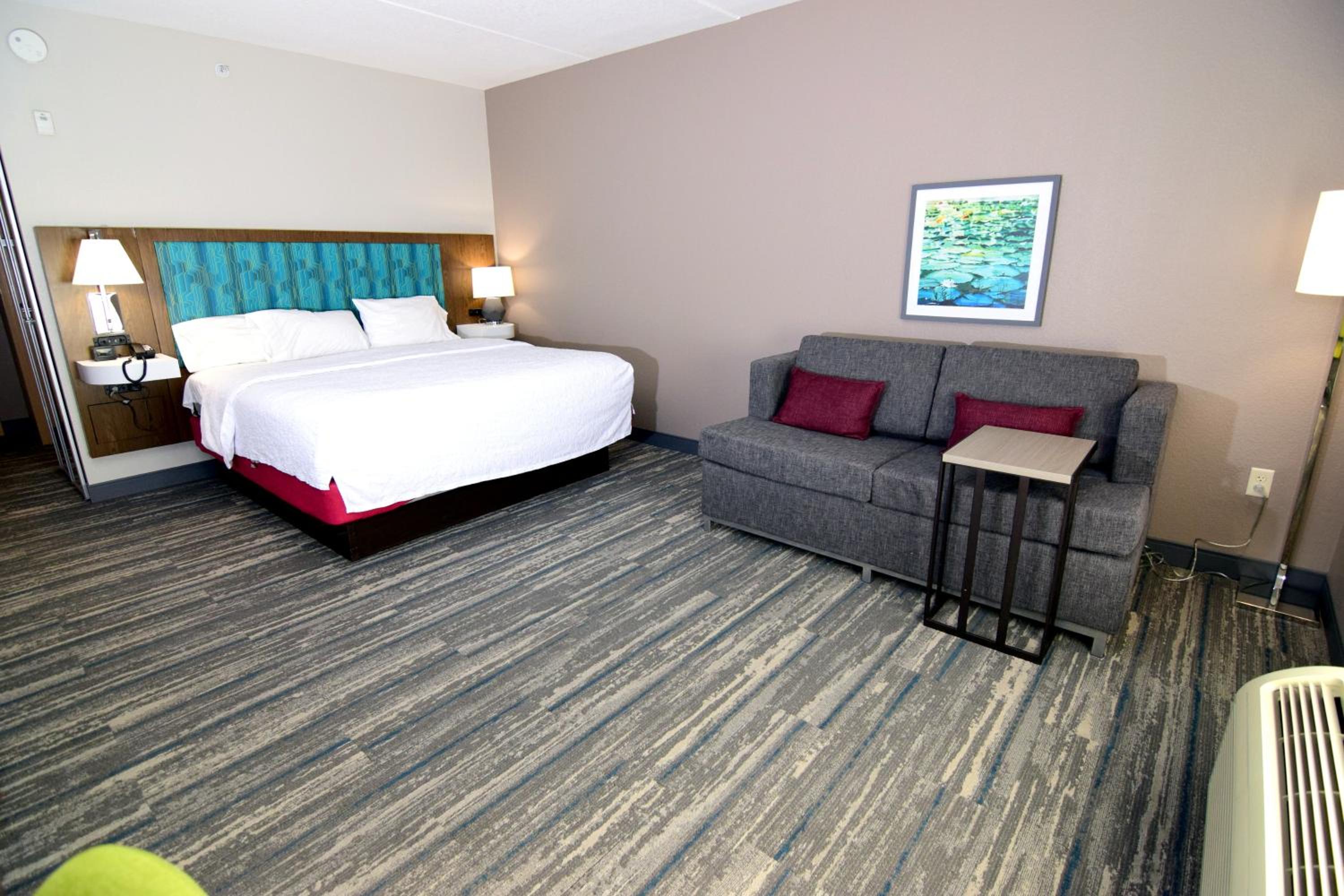 King Room with Sofa Bed - Non-Smoking - Photo 11