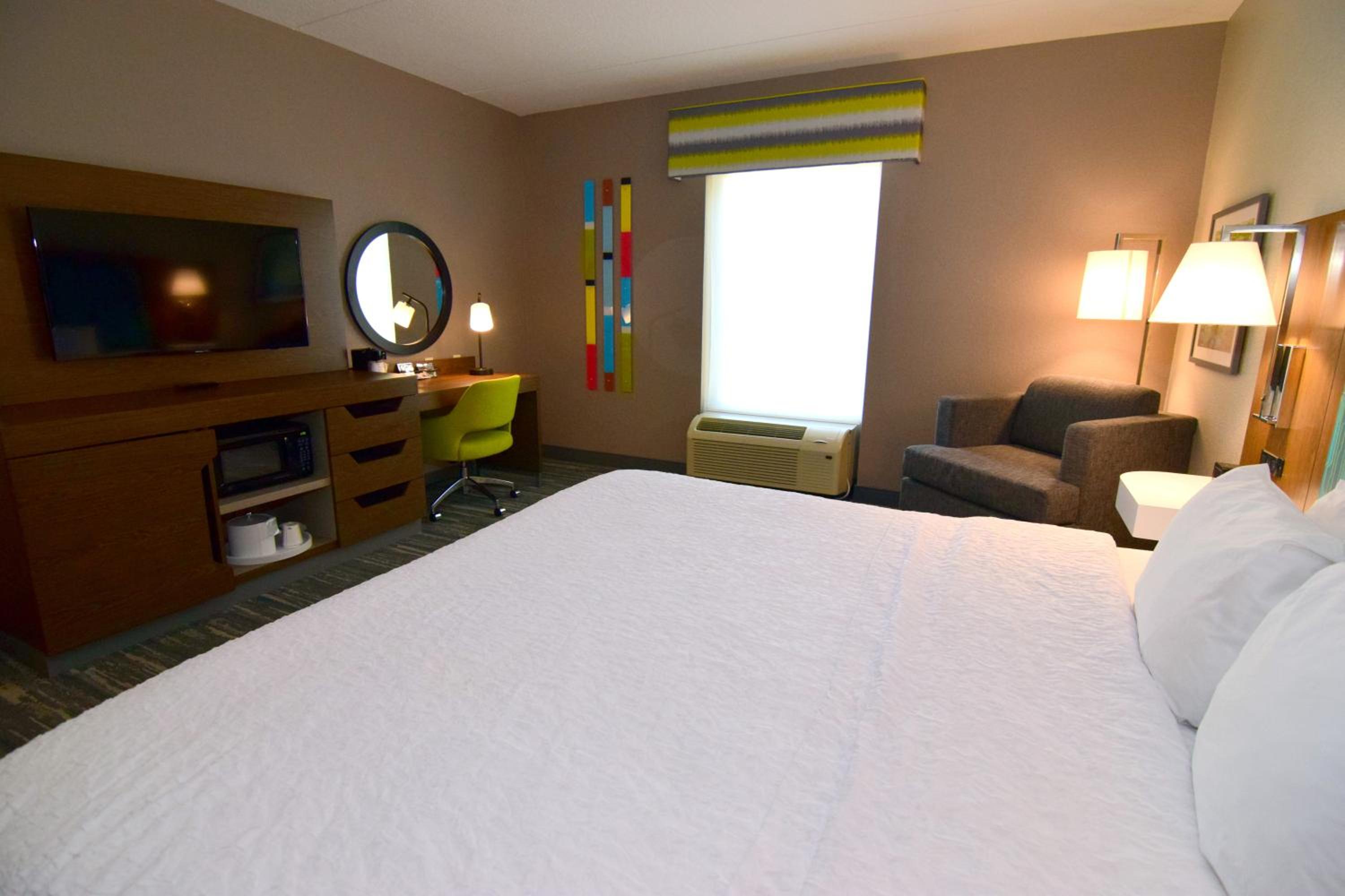 King Room with King Bed - Non-Smoking - Photo 13