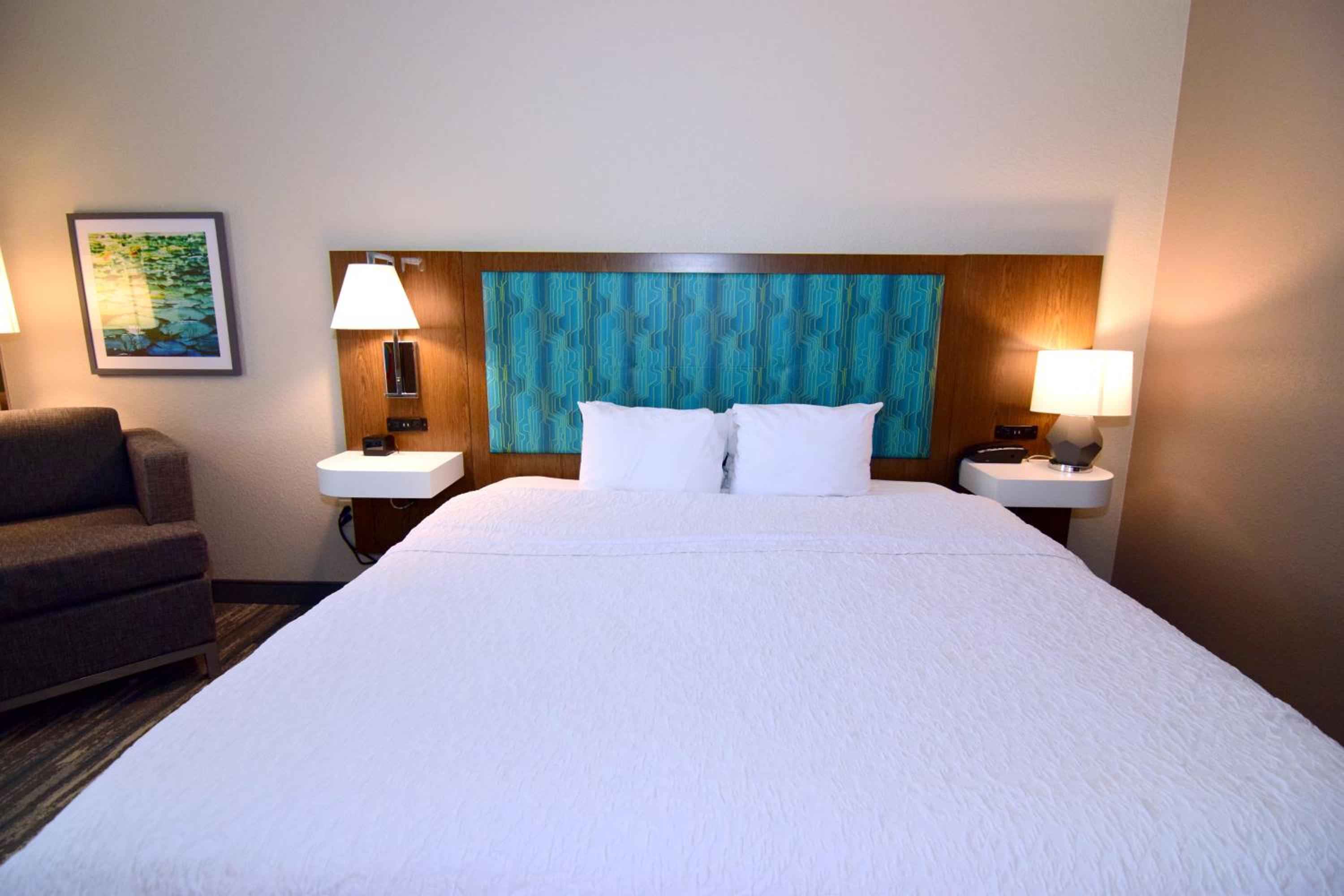 King Room with King Bed - Non-Smoking - Photo 14