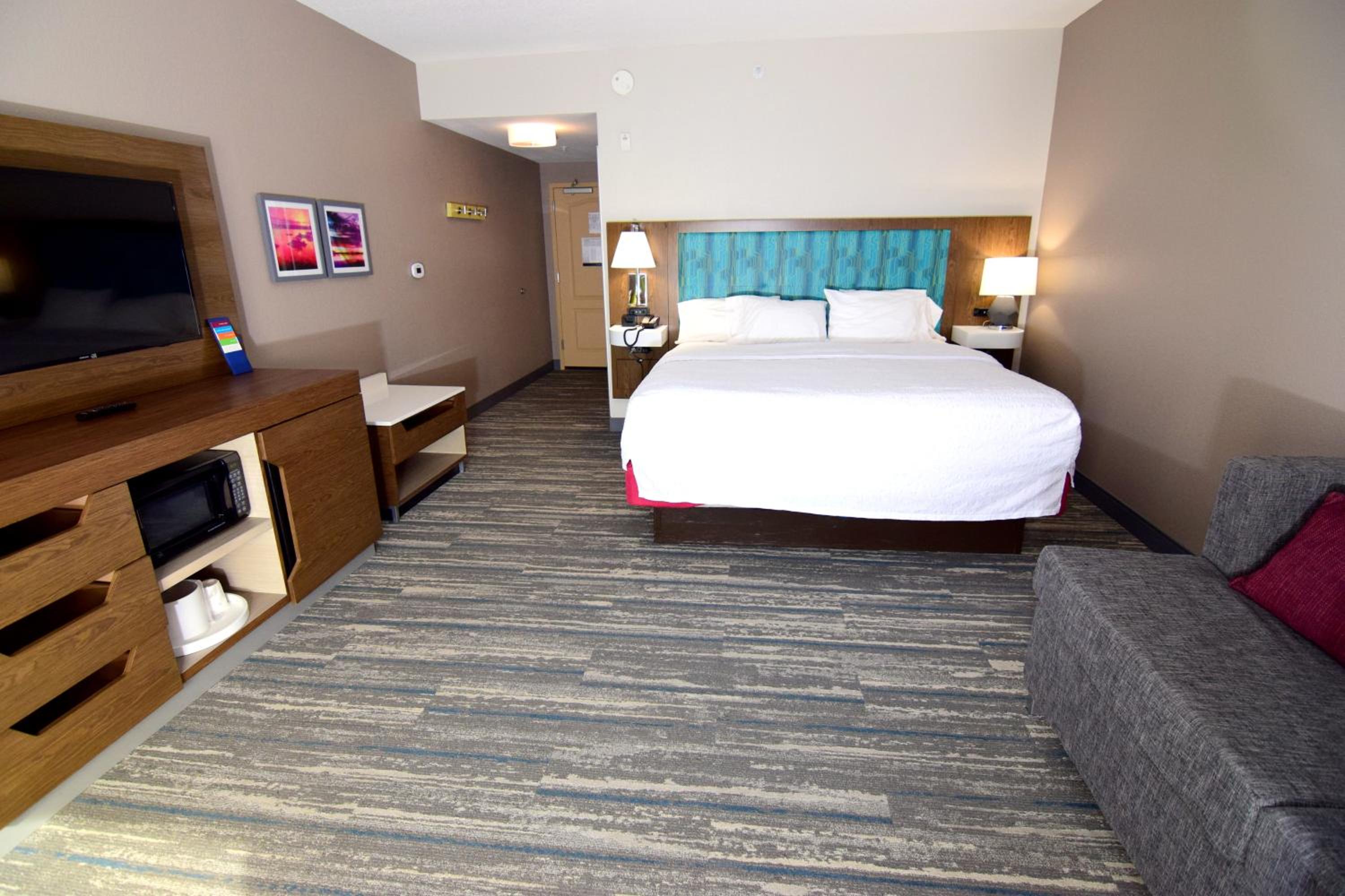 King Room with Sofa Bed - Non-Smoking - Photo 9