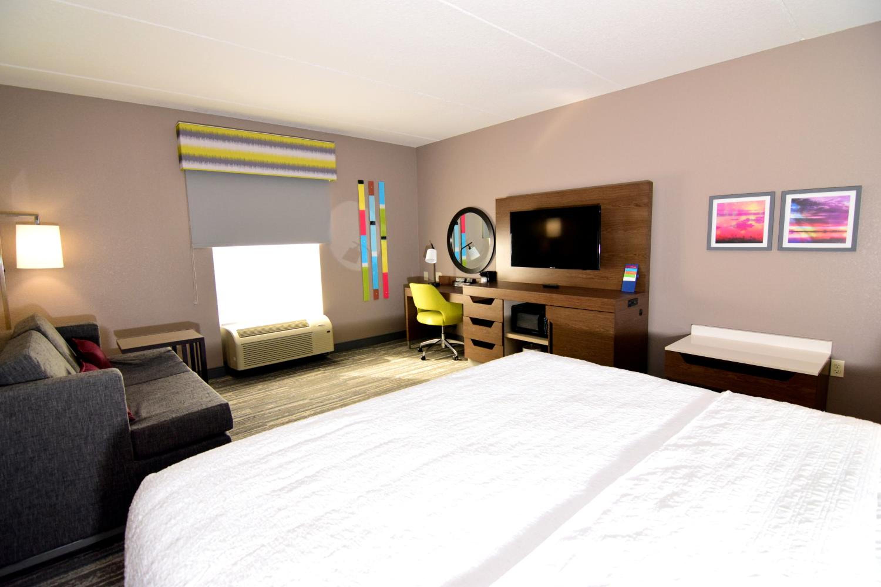 King Room with Sofa Bed - Non-Smoking - Photo 7