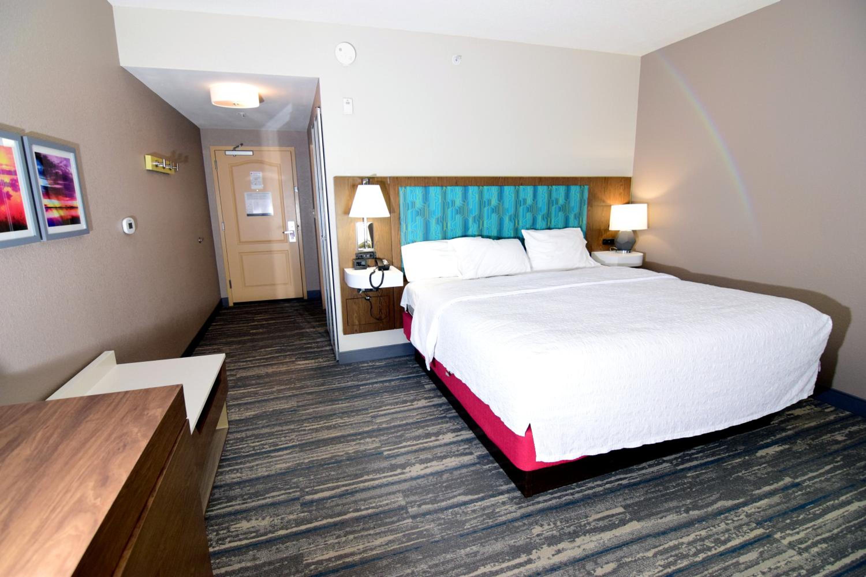 King Room with King Bed - Non-Smoking - Photo 15