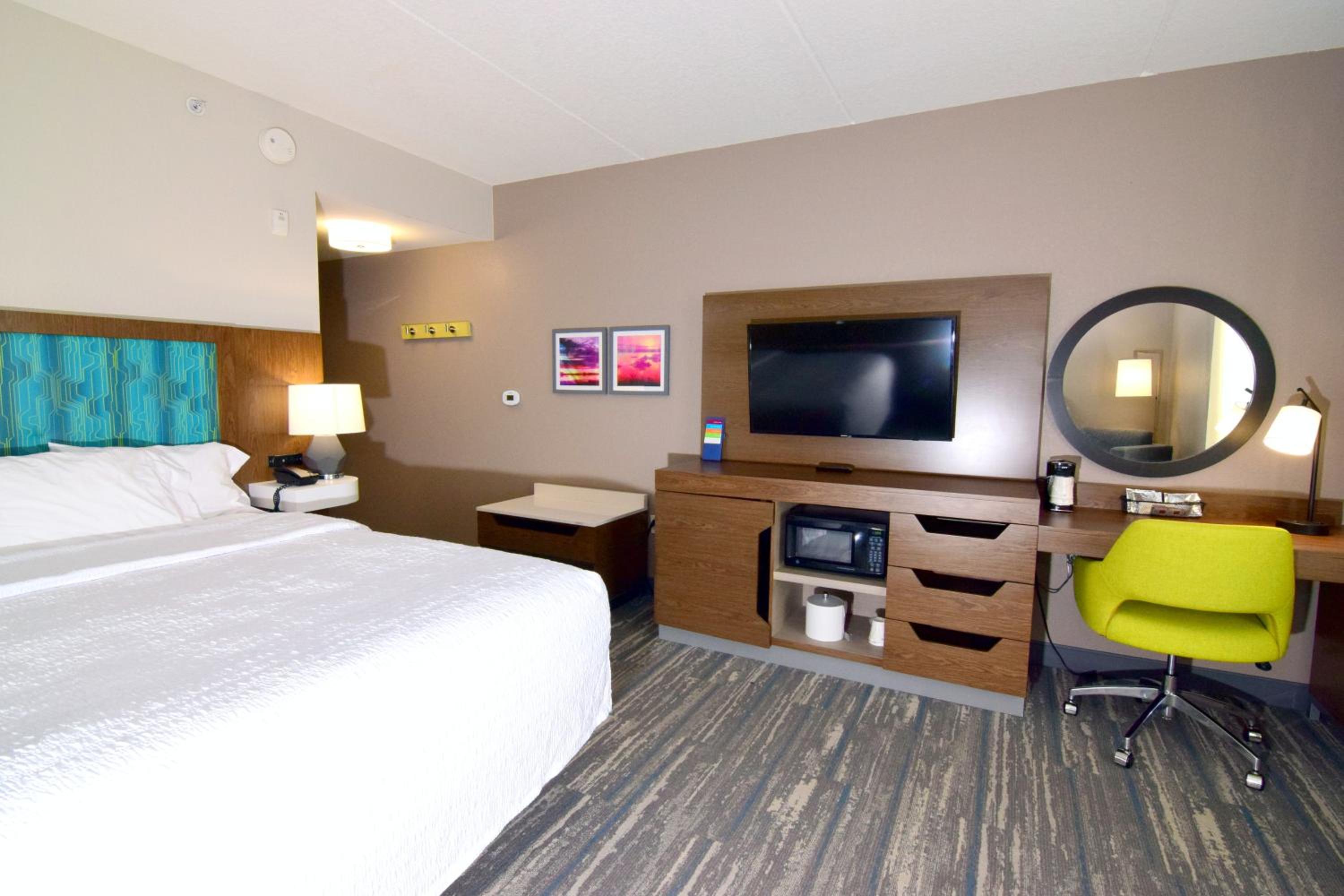 King Room with Sofa Bed - Non-Smoking - Photo 20