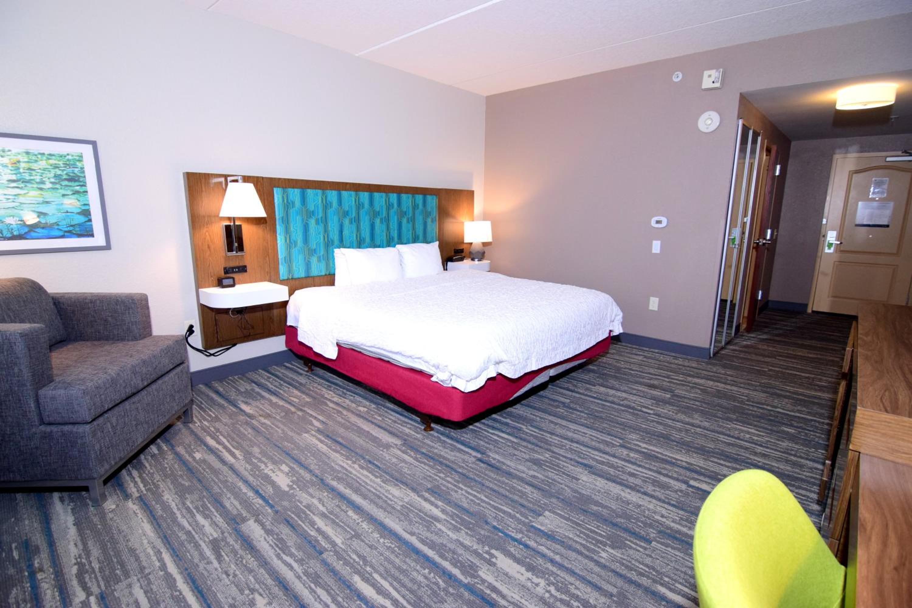 King Room with King Bed - Non-Smoking - Photo 16