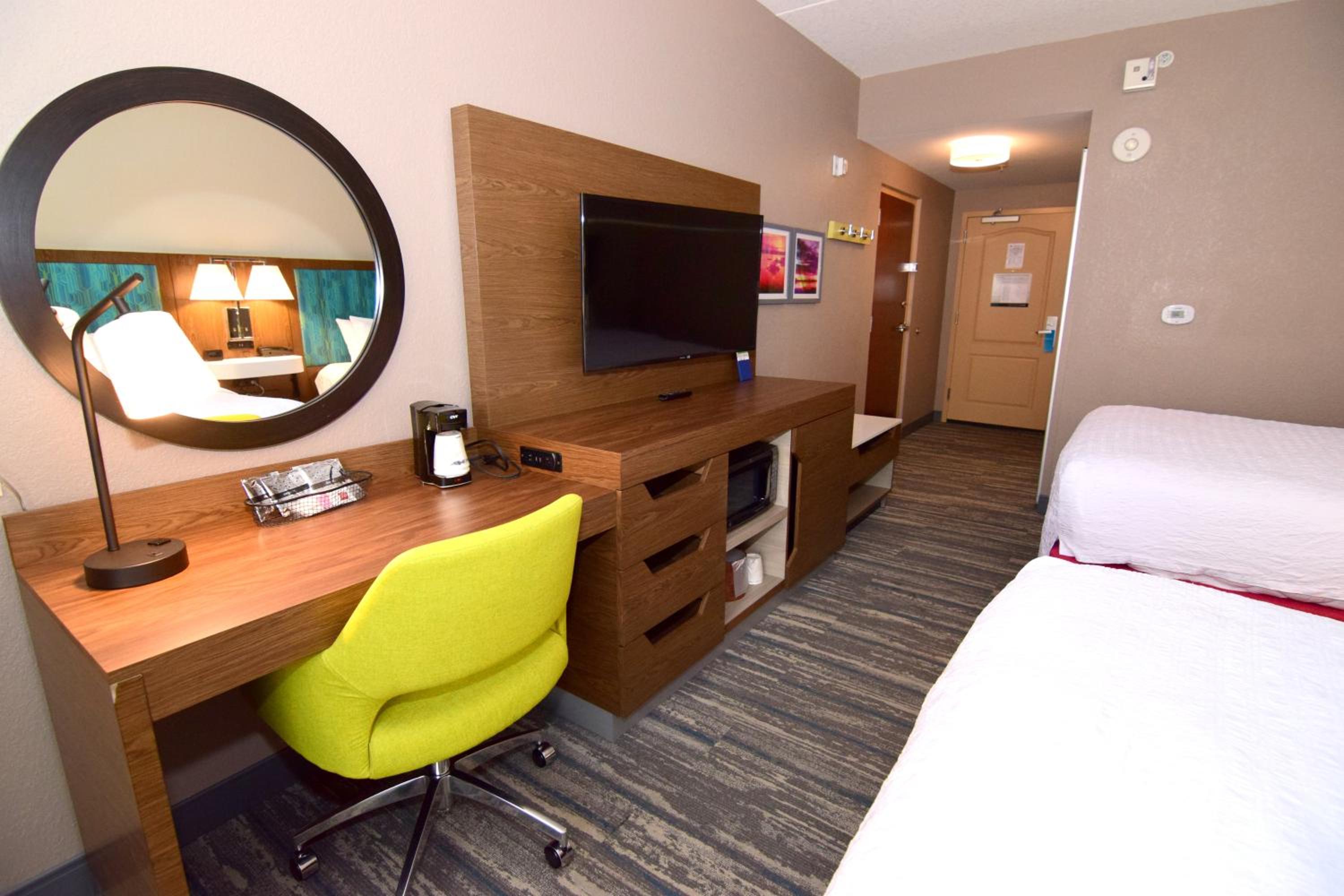 Room with Two Queen Beds - Non-Smoking - Photo 7