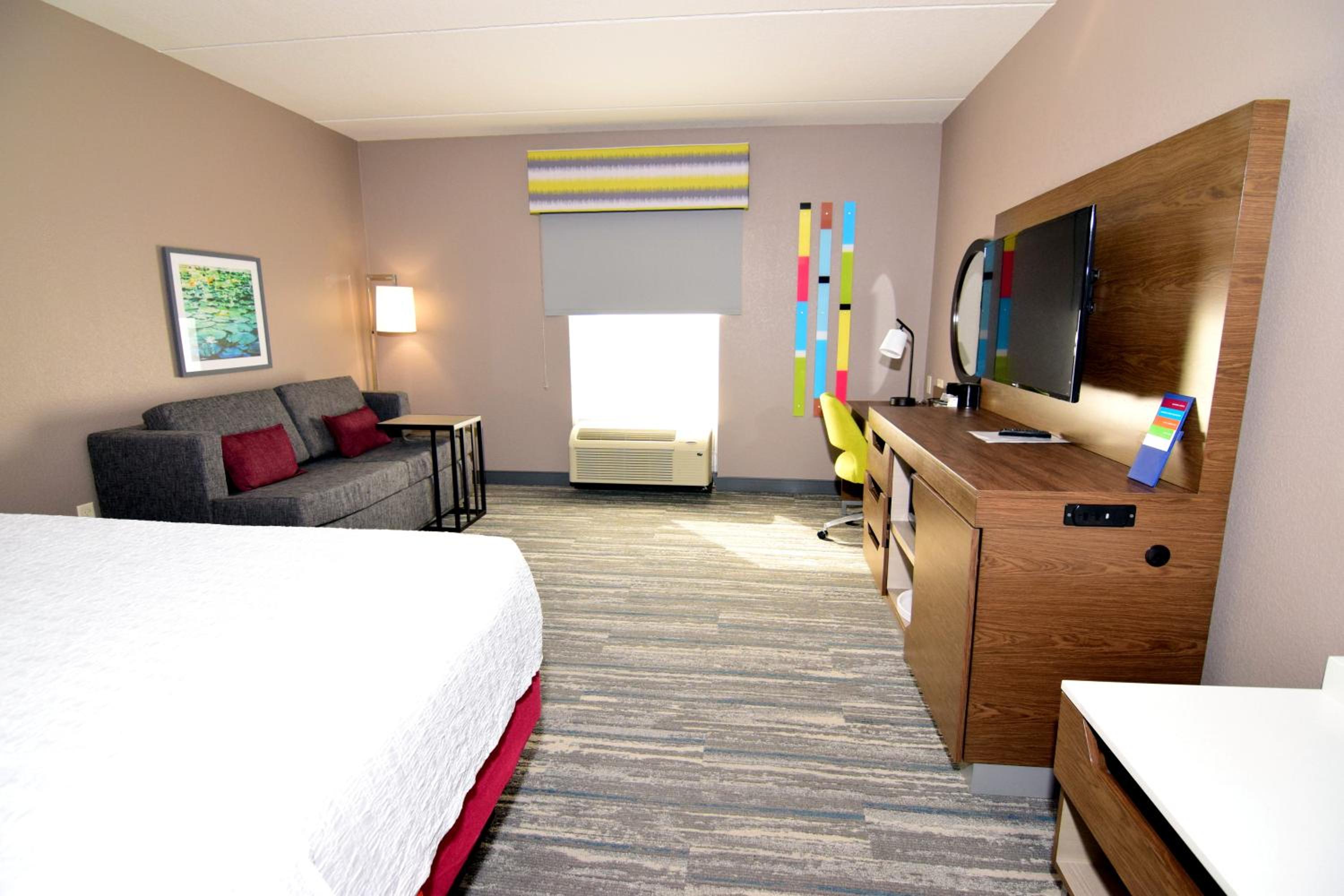 King Room with Sofa Bed - Non-Smoking - Photo 6