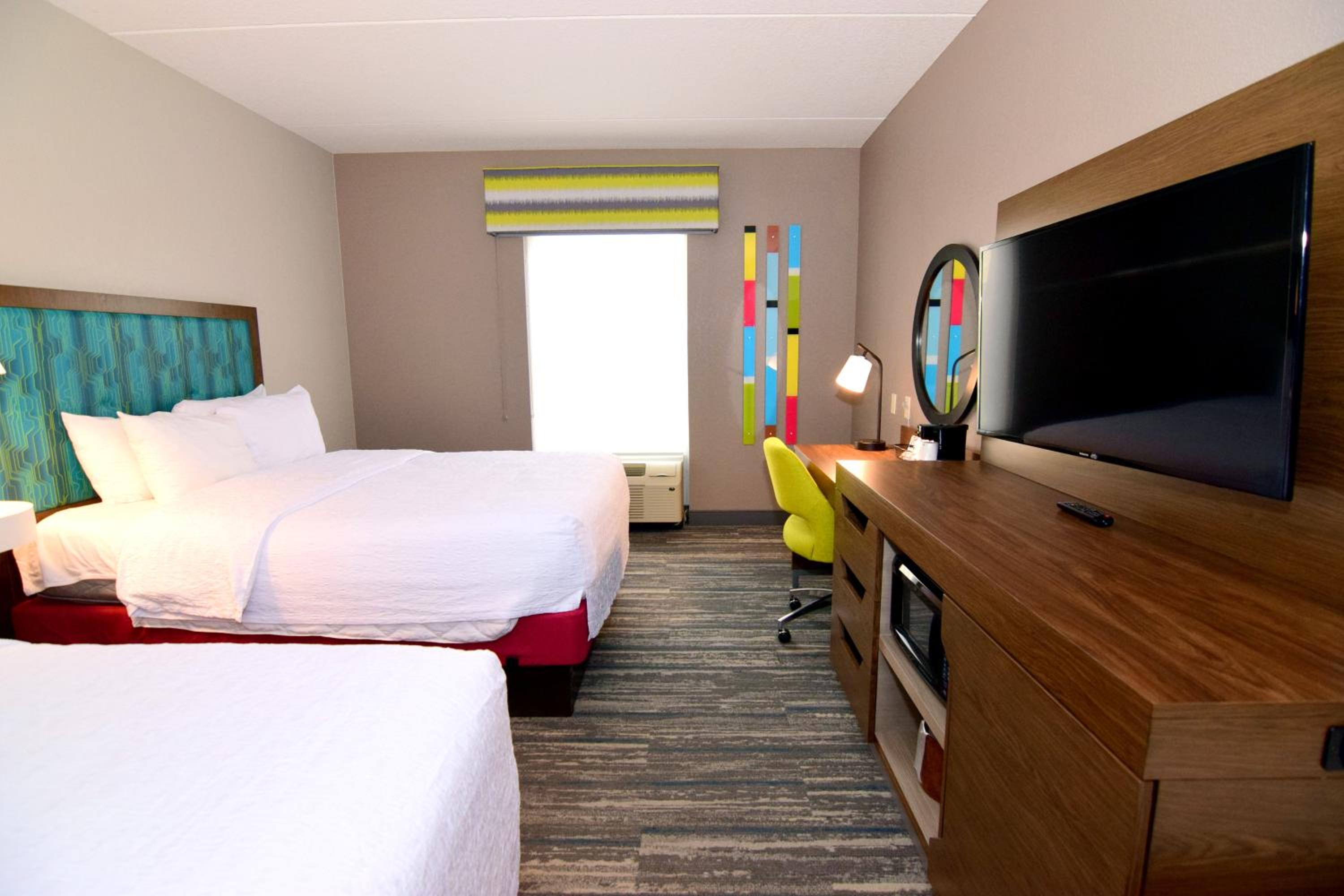 Room with Two Queen Beds - Non-Smoking - Photo 3