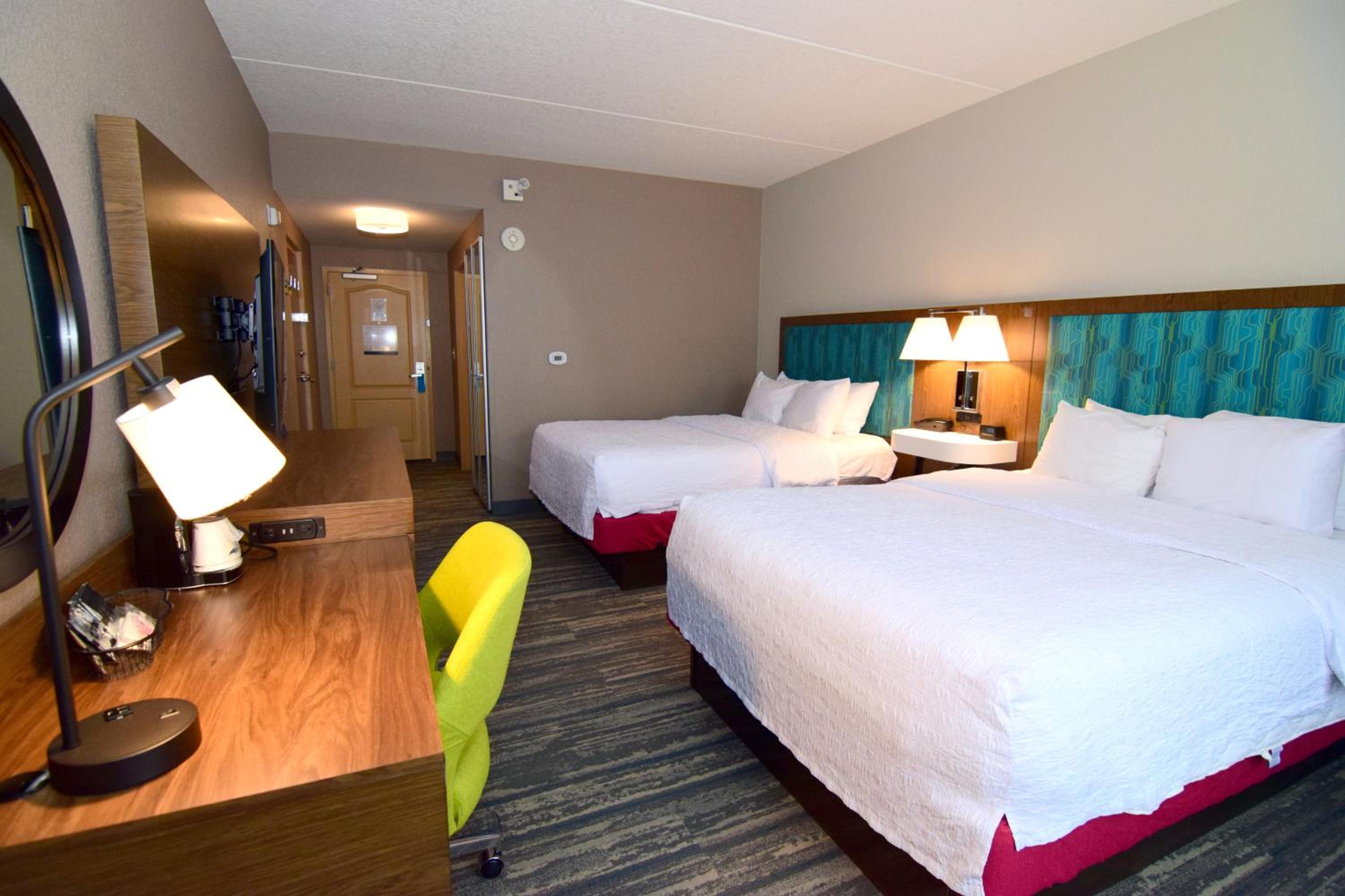 Room with Two Queen Beds - Non-Smoking - Photo 6
