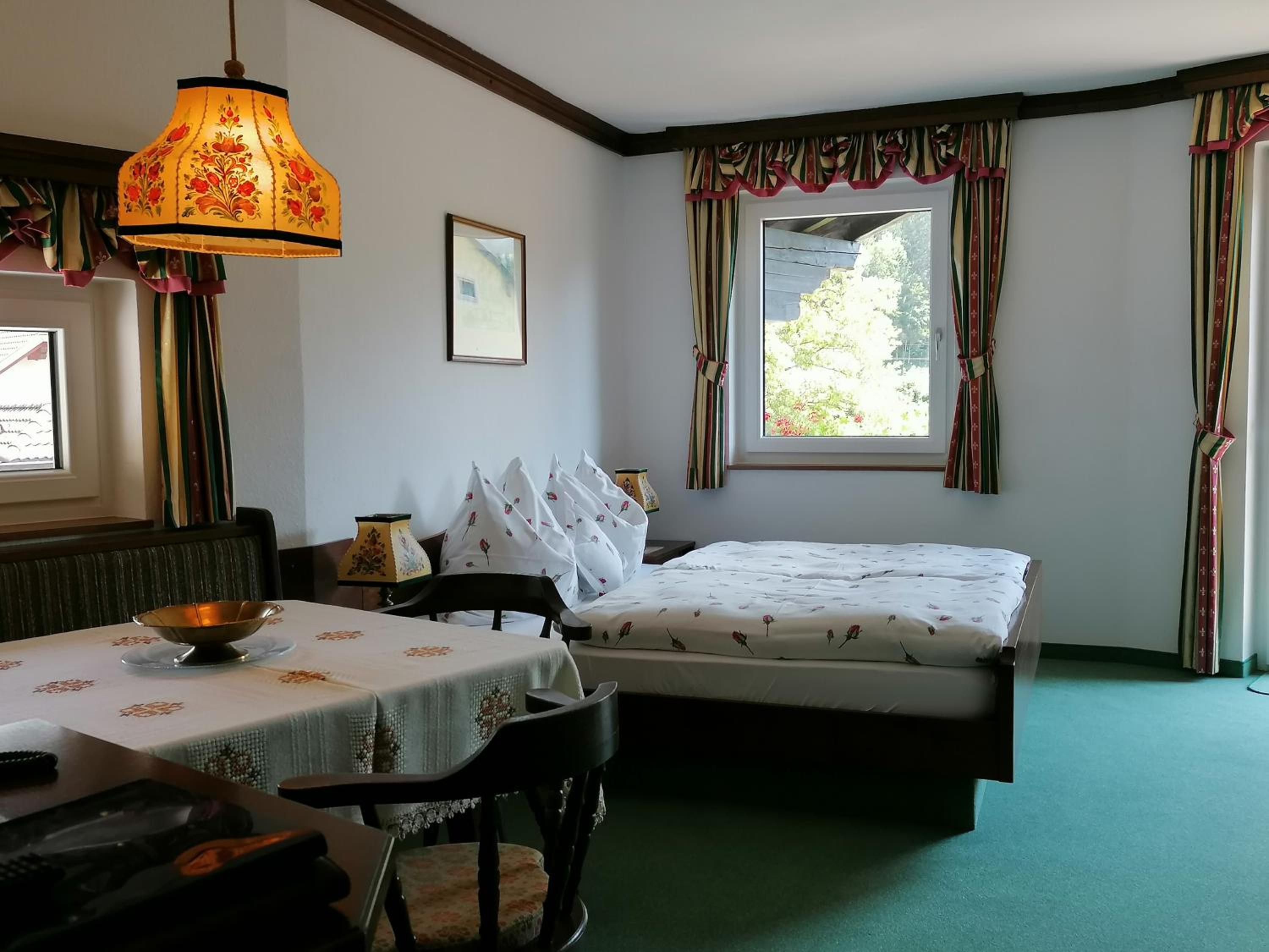 Family Room with Mountain View photo 3