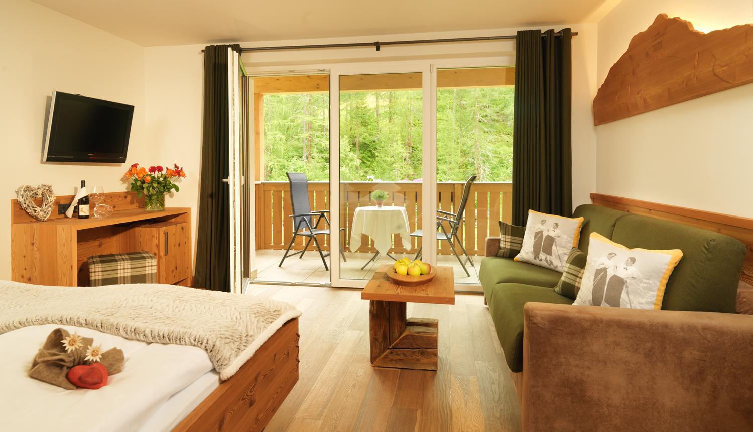 Deluxe Double Room with Balcony - Photo 4