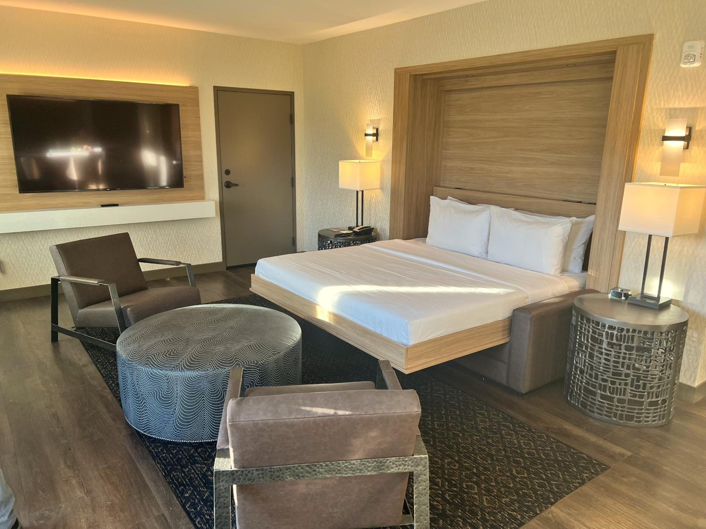 Suite with One King Murphy Bed, Non-Smoking - Photo 3
