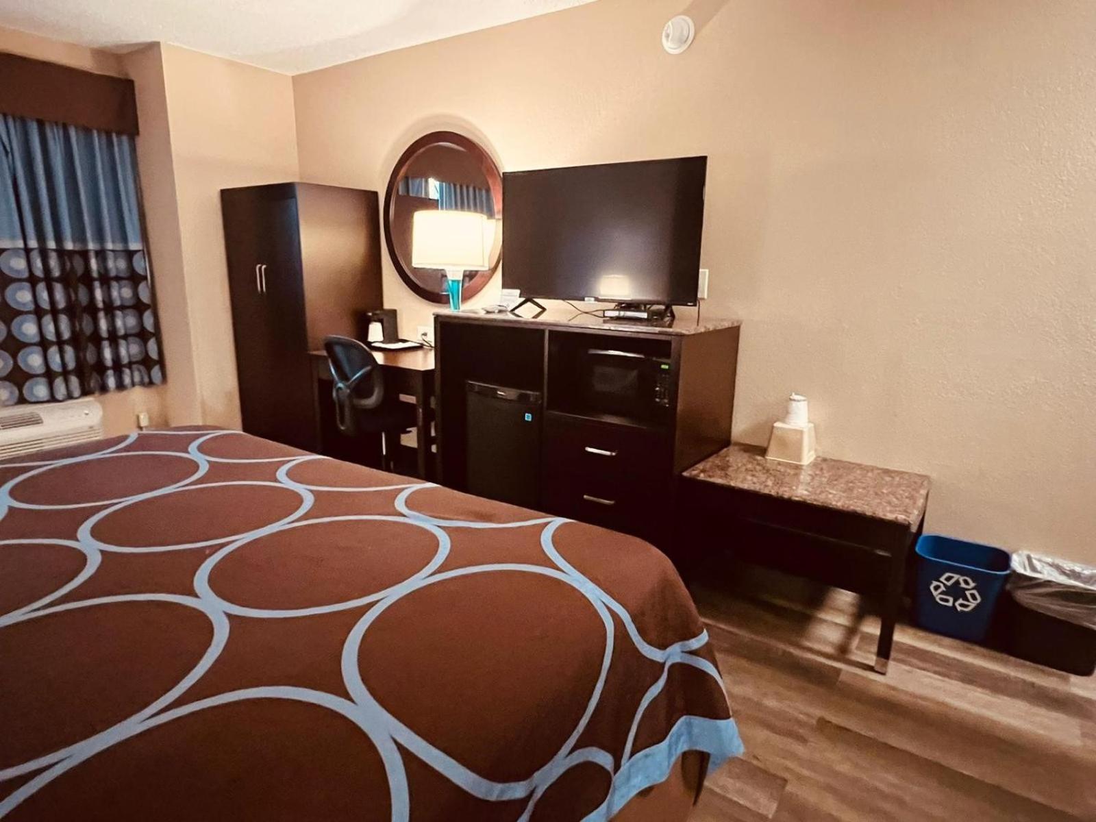 King Room - Non-Smoking - Photo 2
