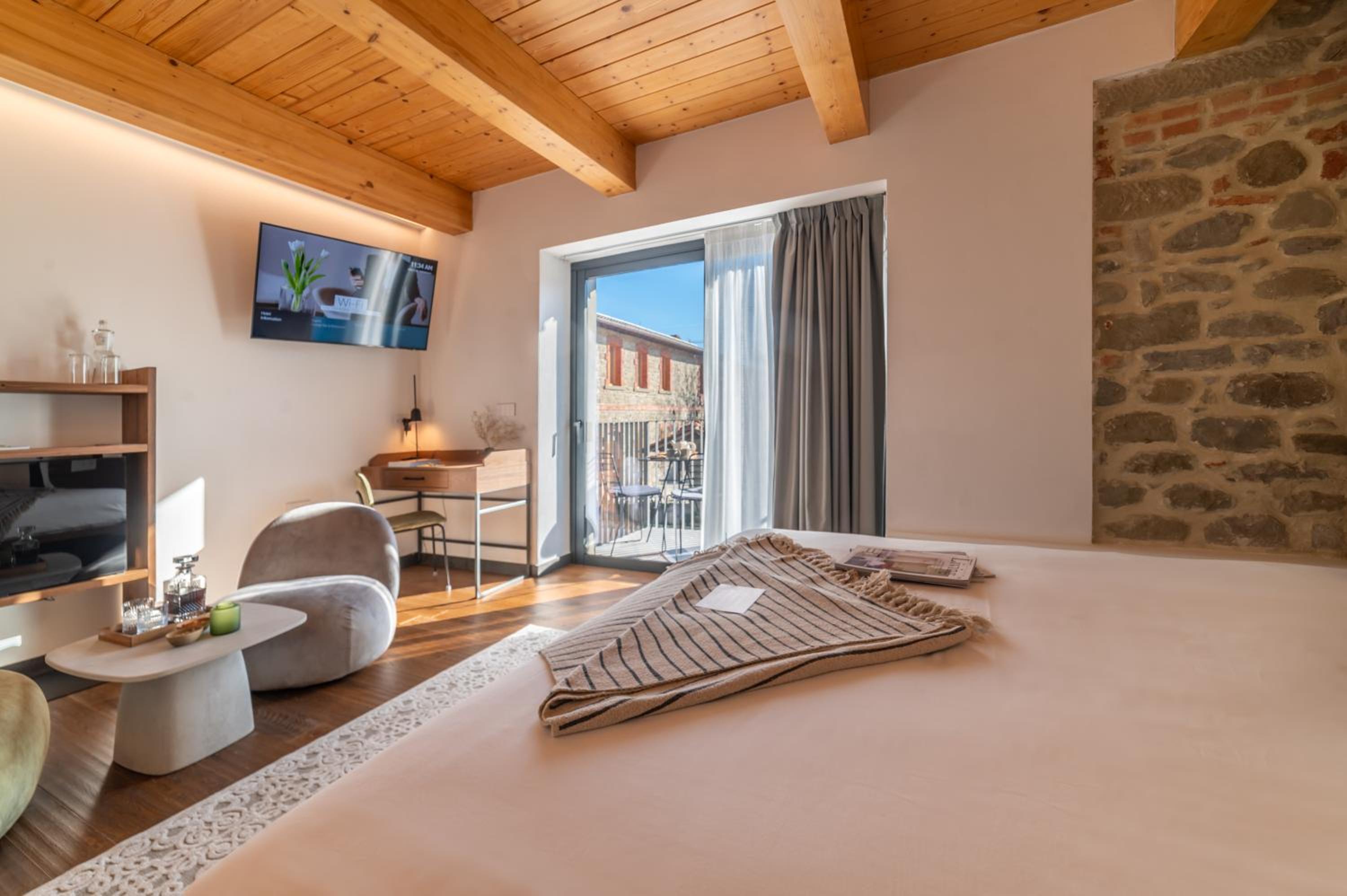 Deluxe King Room with Balcony - Photo 8