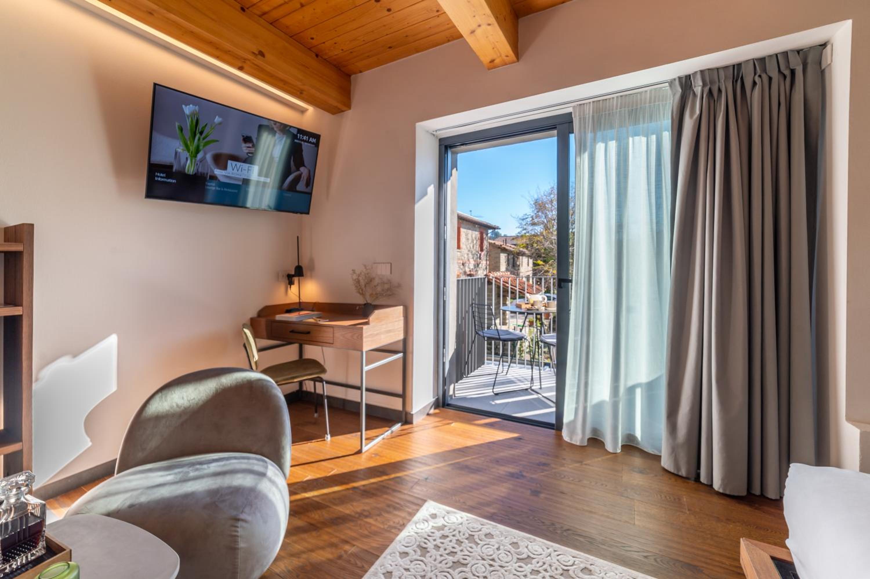 Deluxe King Room with Balcony - Photo 11