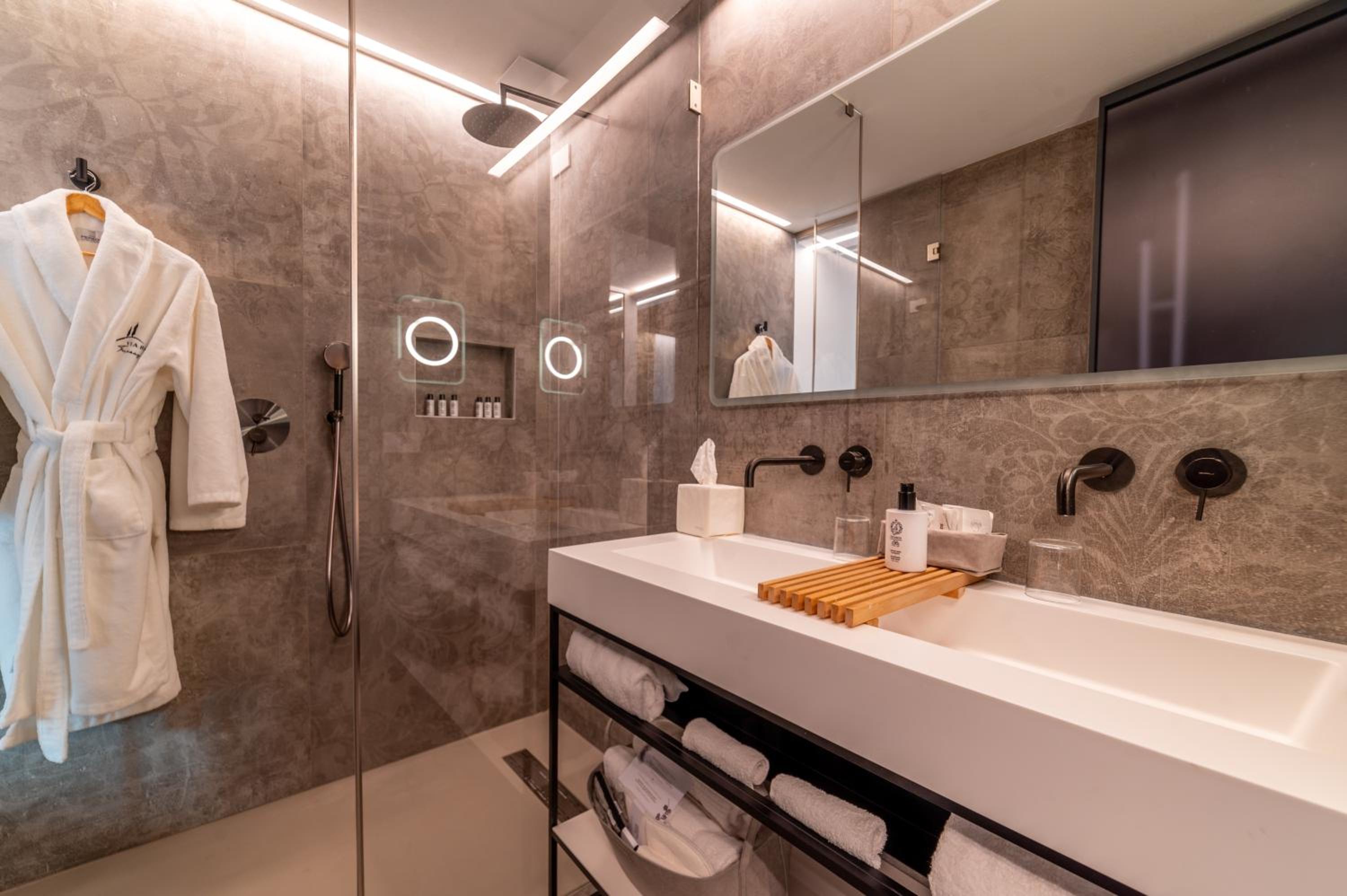 Superior Double Room with Balcony - Photo 10