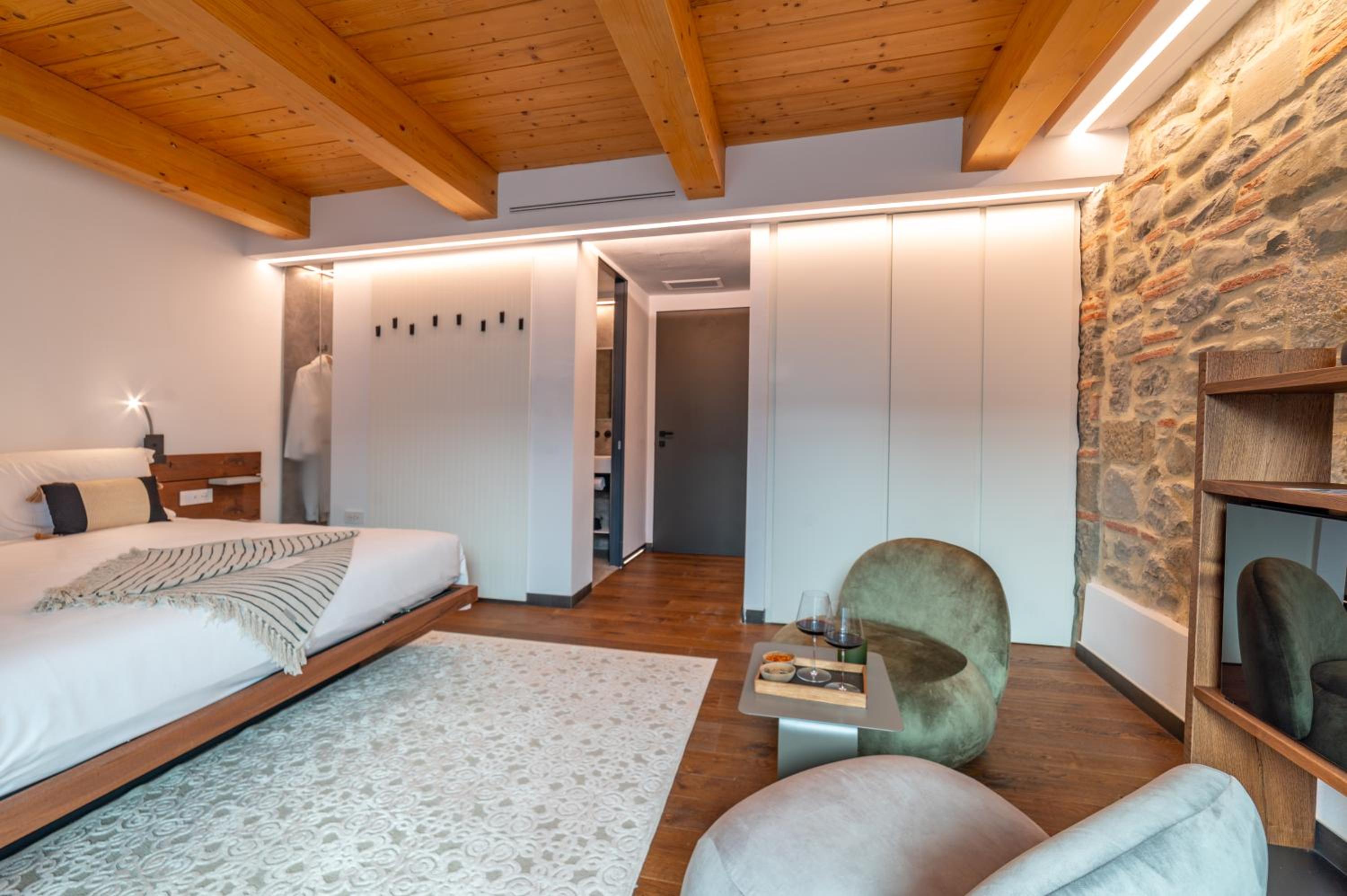 Superior Double Room with Balcony - Photo 2