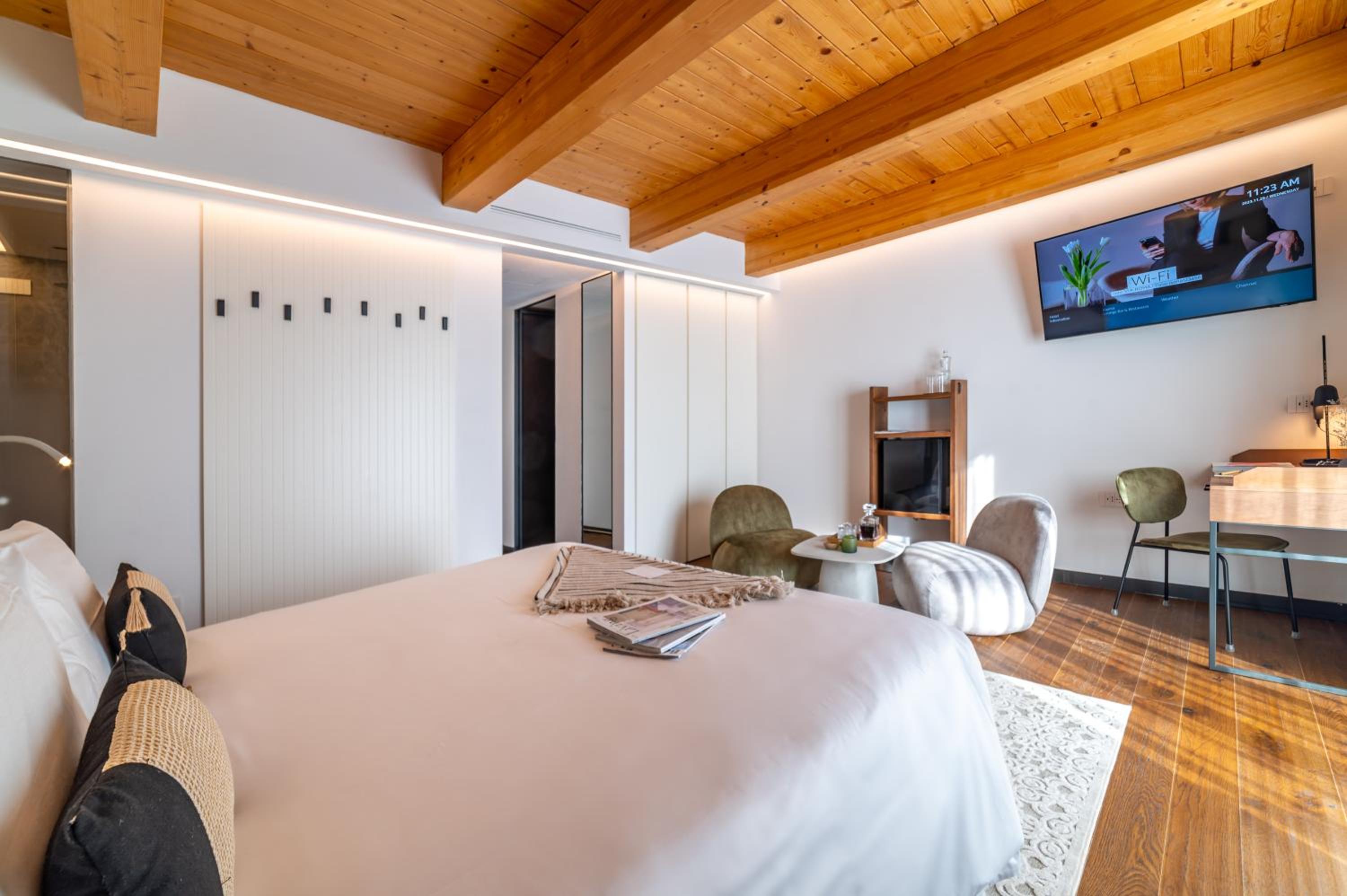 Deluxe King Room with Balcony - Photo 15
