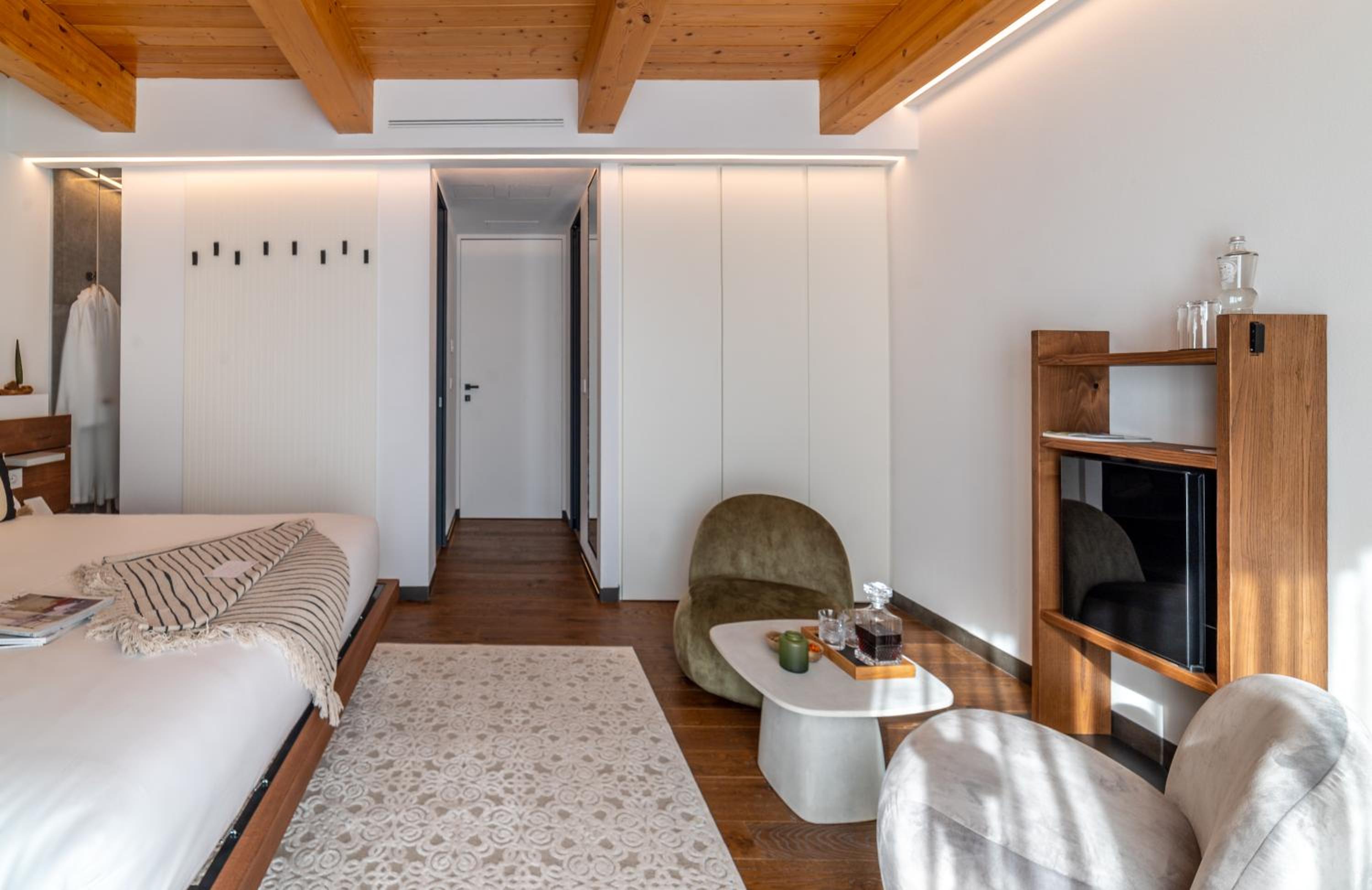 Deluxe King Room with Balcony - Photo 14