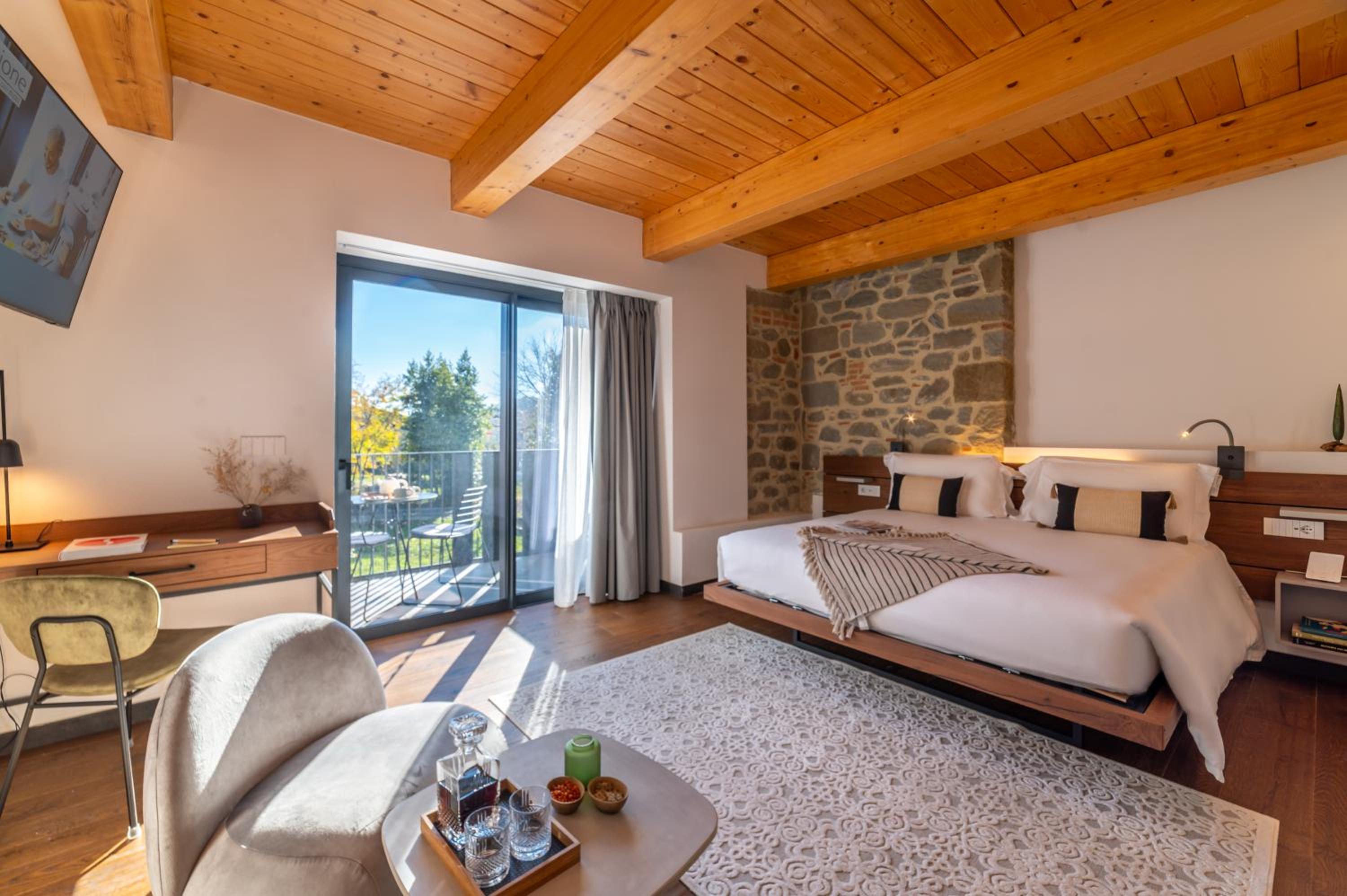 Deluxe King Room with Balcony - Photo 1
