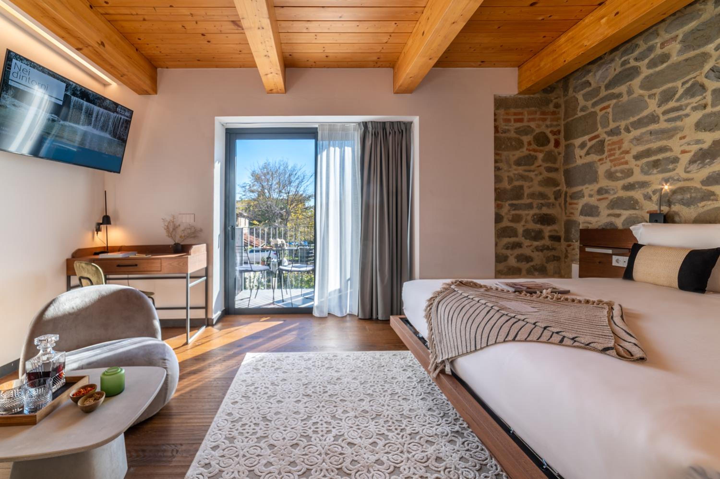 Deluxe King Room with Balcony - Photo 13