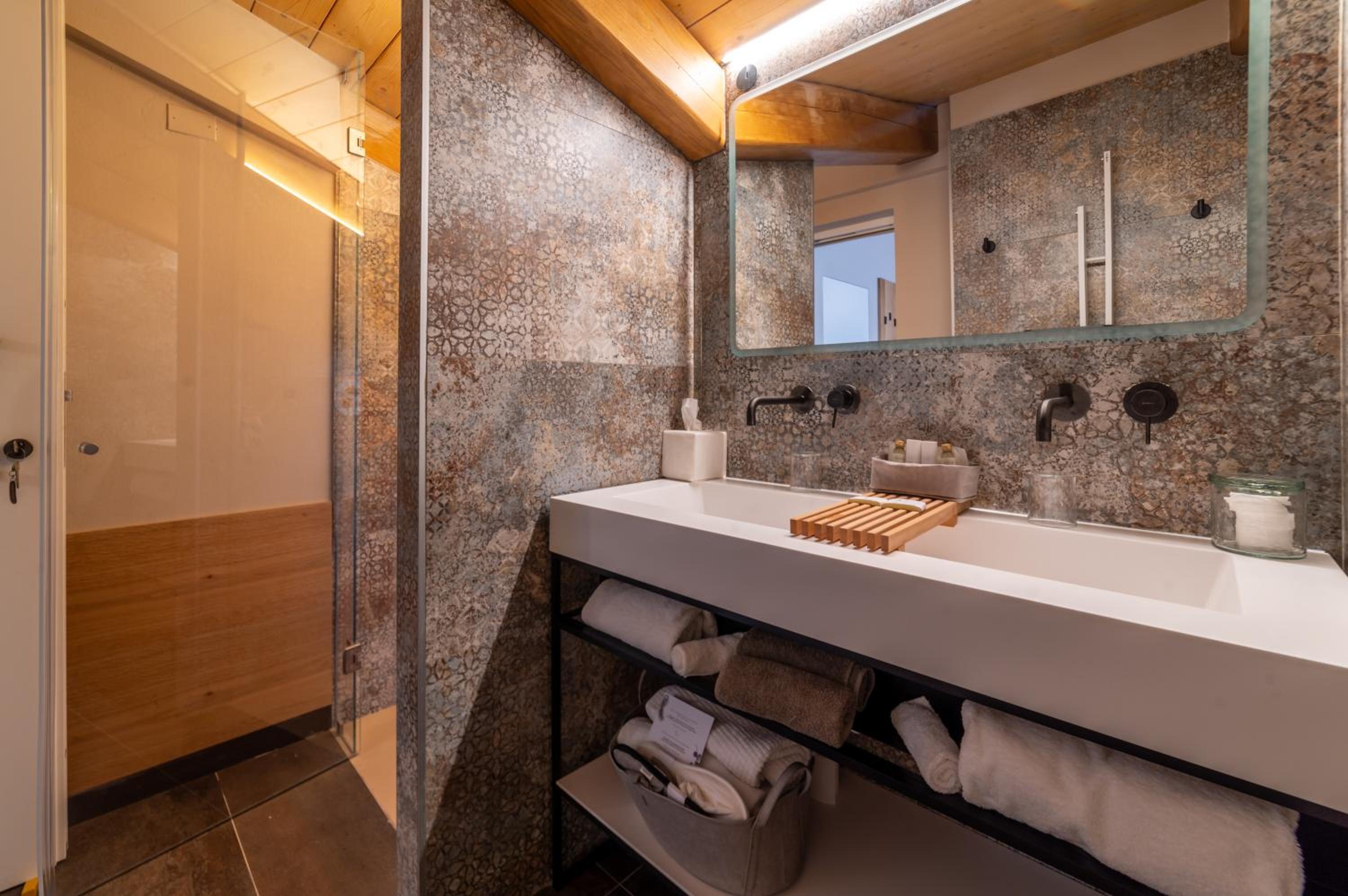 Suite with Spa Bath - Photo 9