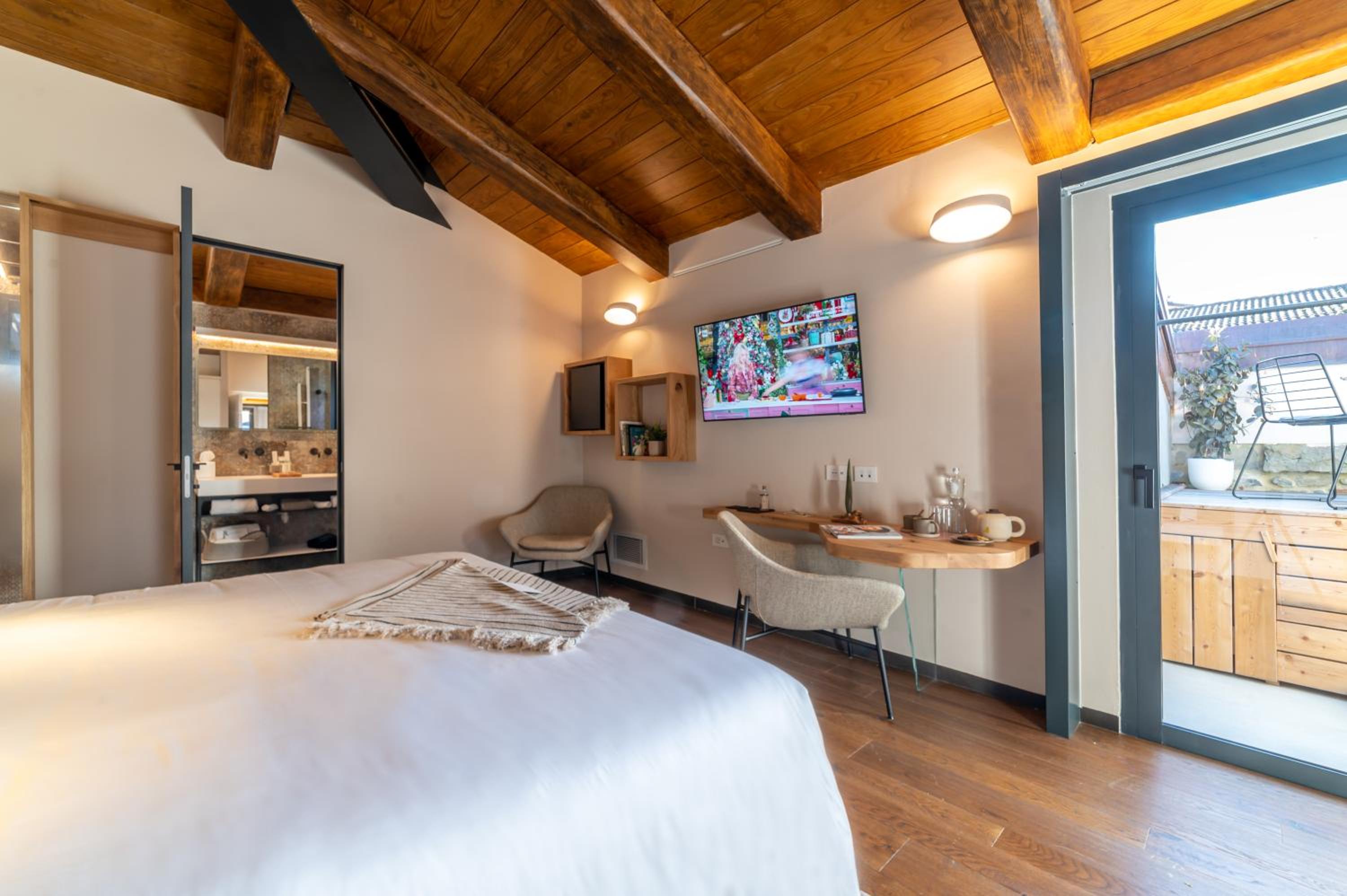 Suite with Spa Bath - Photo 10