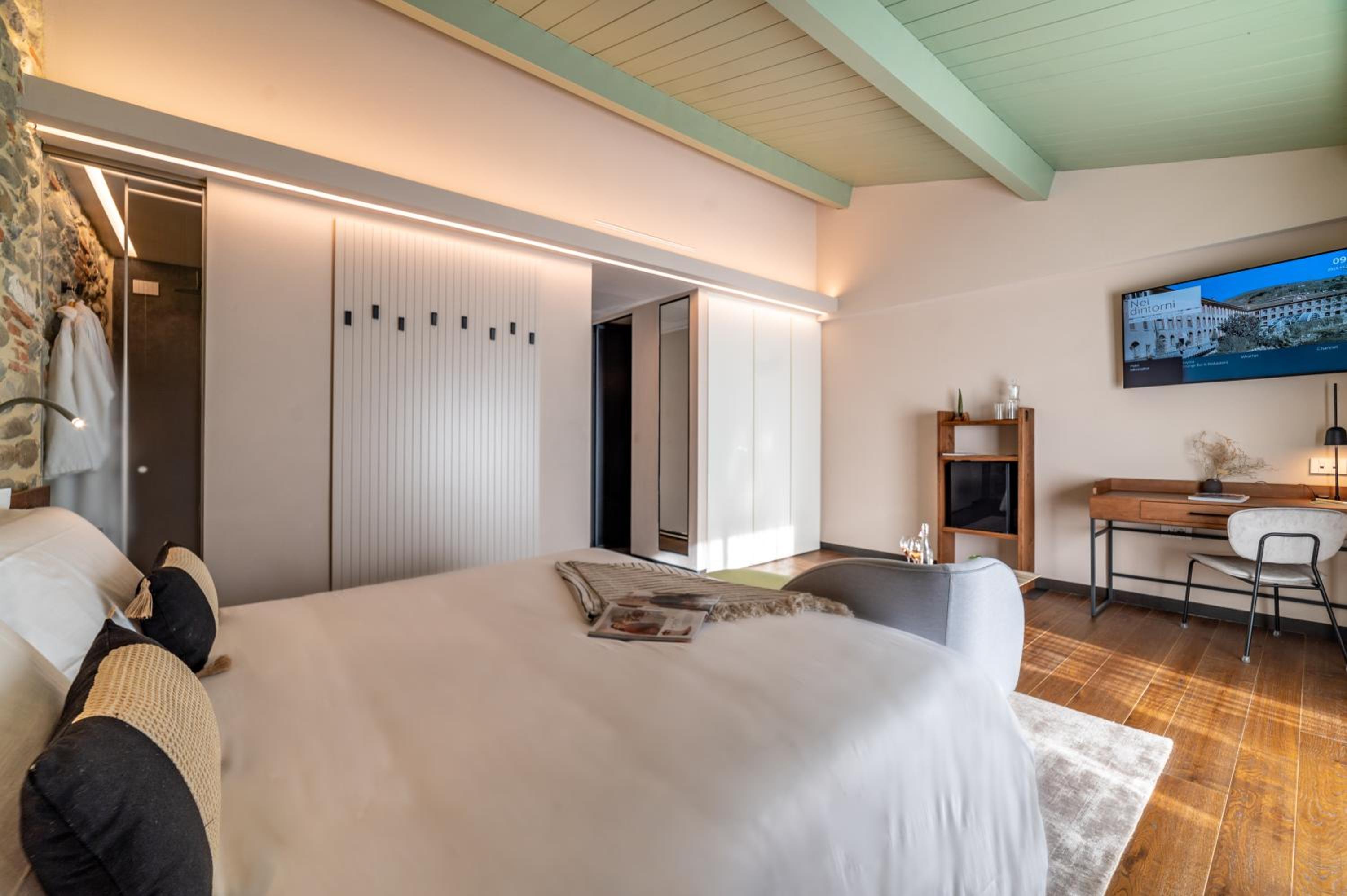 Deluxe King Room with Balcony - Photo 18