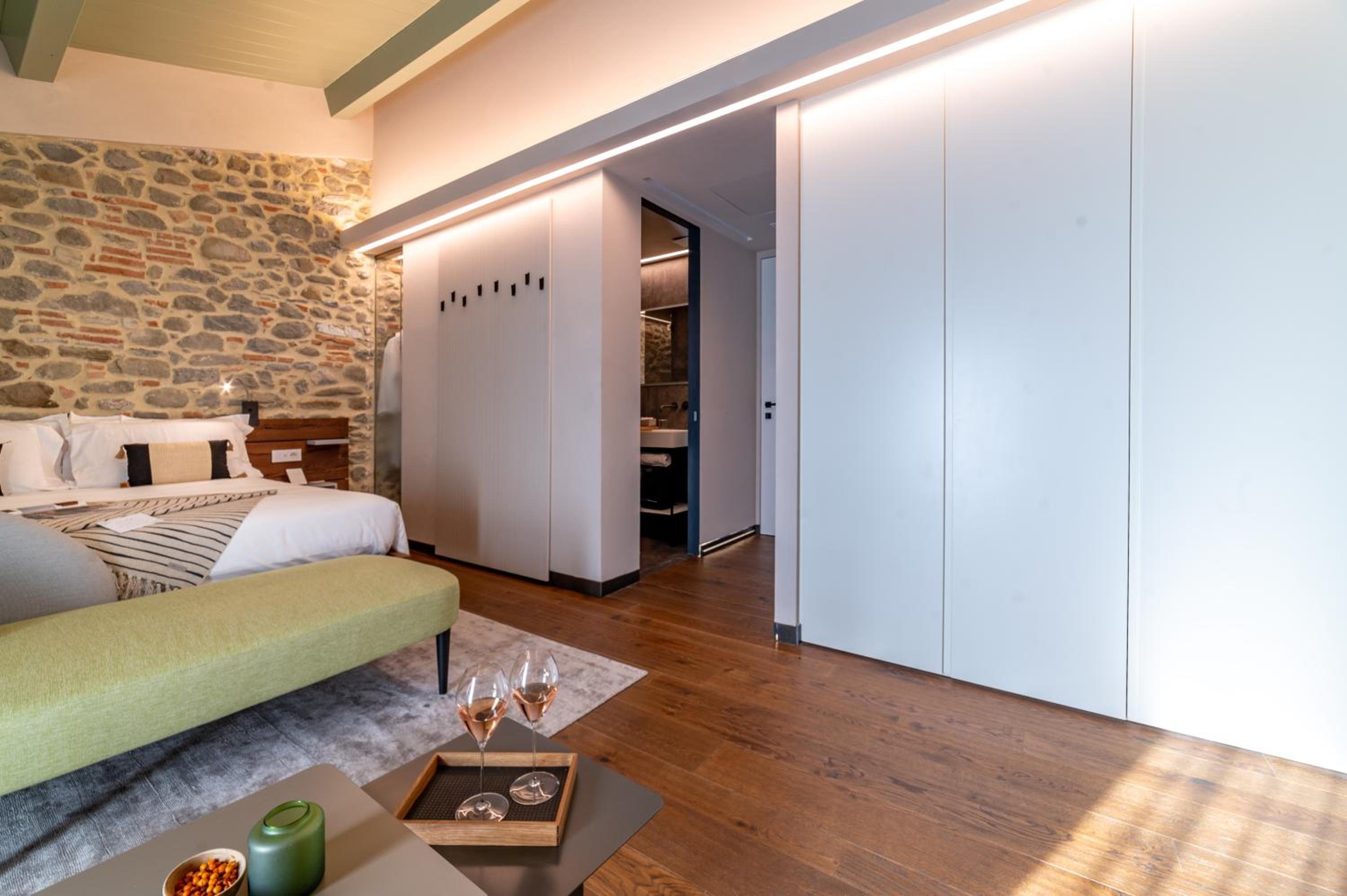 Deluxe King Room with Balcony - Photo 17